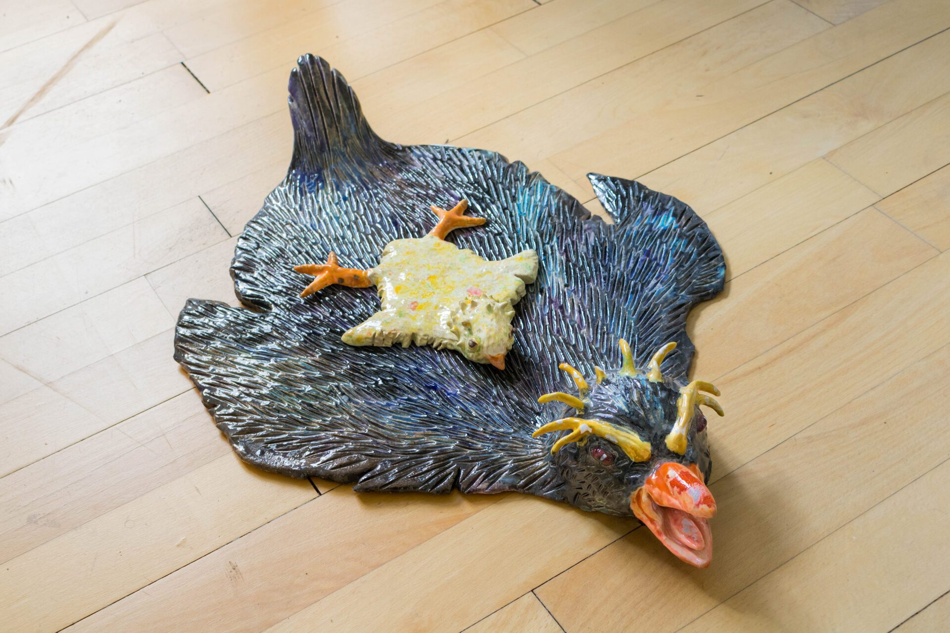 Dominika Bednarsky, Carpet Diem - Felsenpinguin, Küken, 2020, glazed ceramic, 55x40x10 cm, 15x15x5 cm