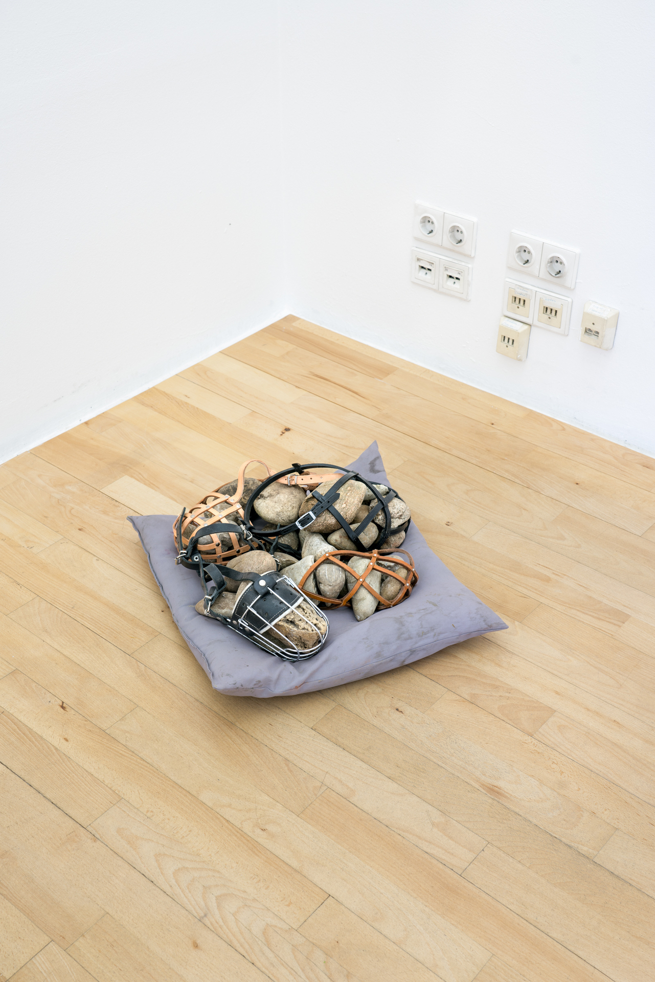 Joschua Y. Arnaut, Lapdog, 2021, Stone, Muzzles, Pillow