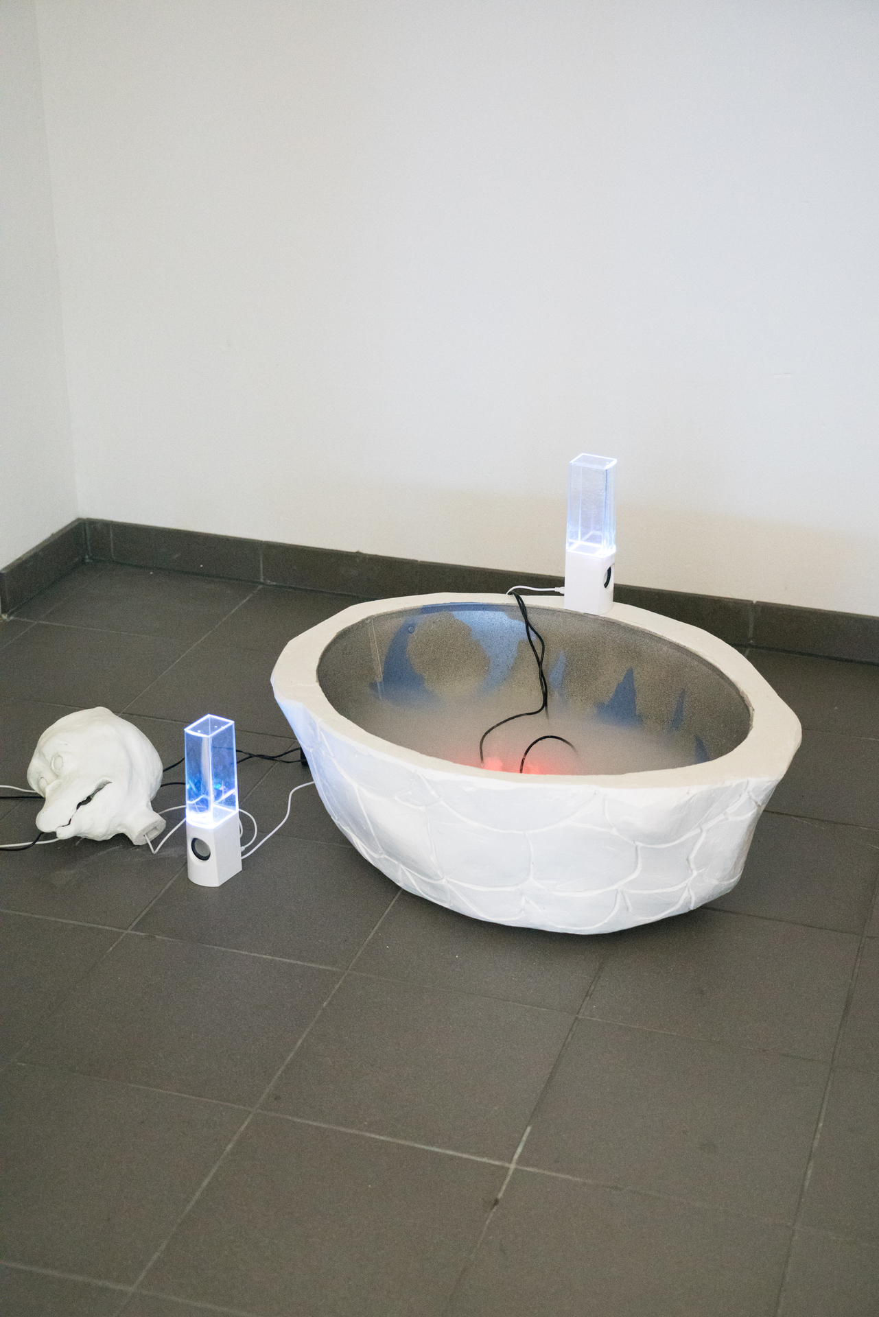 Julian Ernst, hell in silence, 2020, plaster, tin, unfired clay, ockre, soundsytem, water acrylique, 100 x 70 x 45 cm