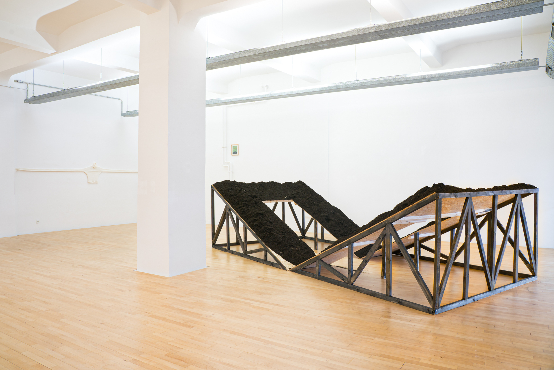 Kristina Lovaas, Soft Tensions, 2020, wool, 91 x 380 x 9 cm, Rahel Goetsch, Bacharach, 2021, drawing on paper, framed, 30 x 24 cm, Joseph Clarke, APROXR, 2021, OSB3, softfil timber, composte, 5000 x 2500 x 12500 mm