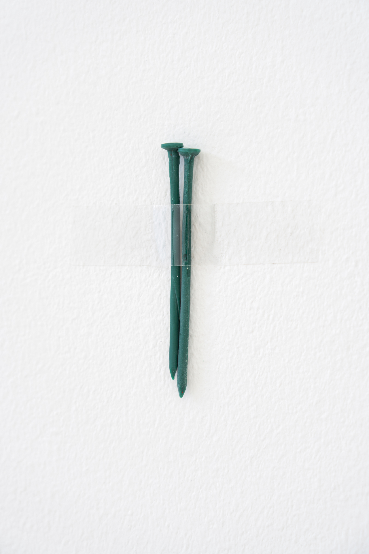 Malte Möller, Decken müssen gestützt werden, sonst fallen sie über einem zusammen. Stecken Sie doch bitte ihren Kopf hier zwischen. Danke., 2021, wax casting, veritable dimensions