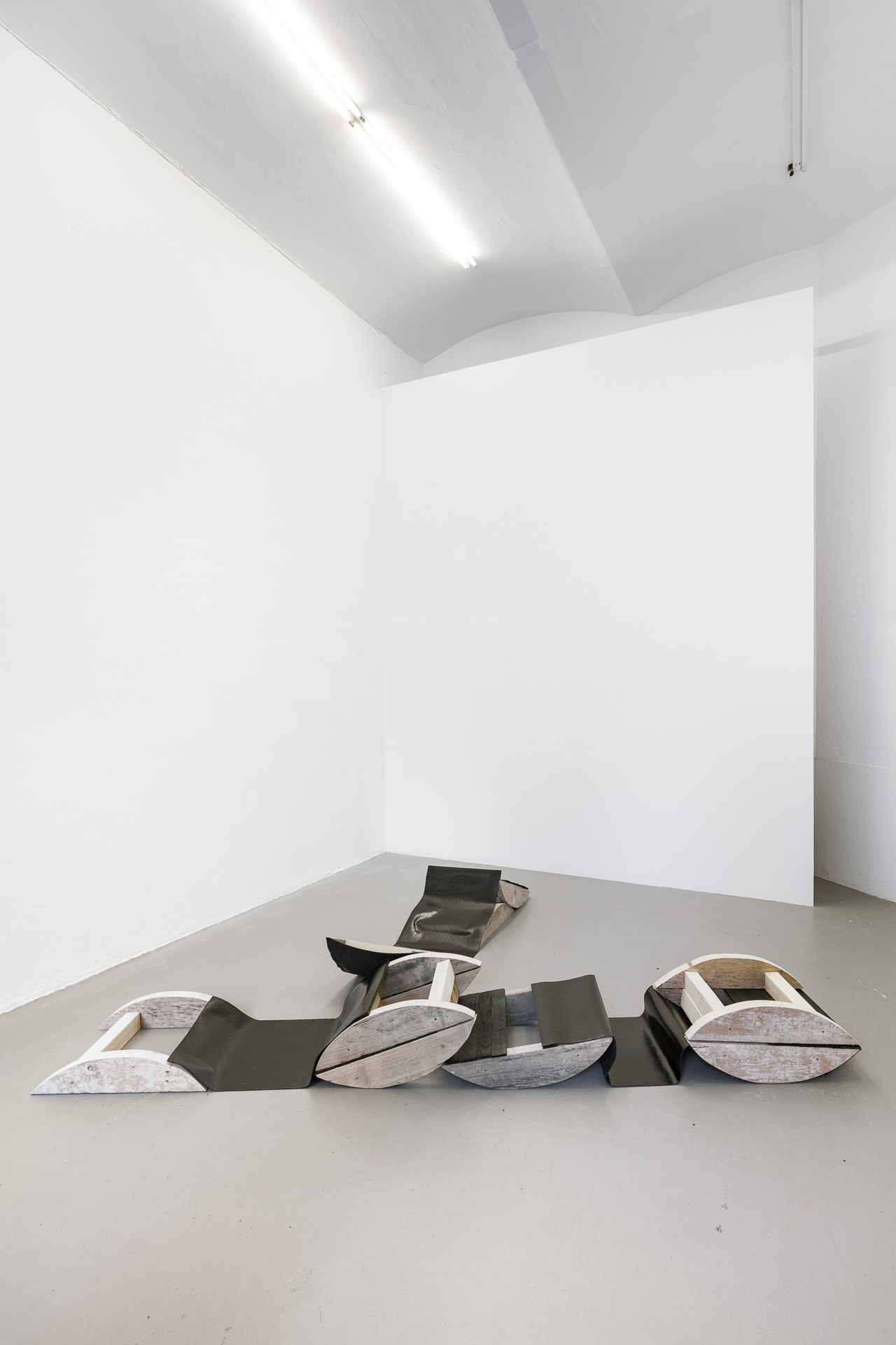 Johanna Cahrlotte Trede, A pack starts with Three, 2021, Wood, tar paper, each 14x65x50, _005
