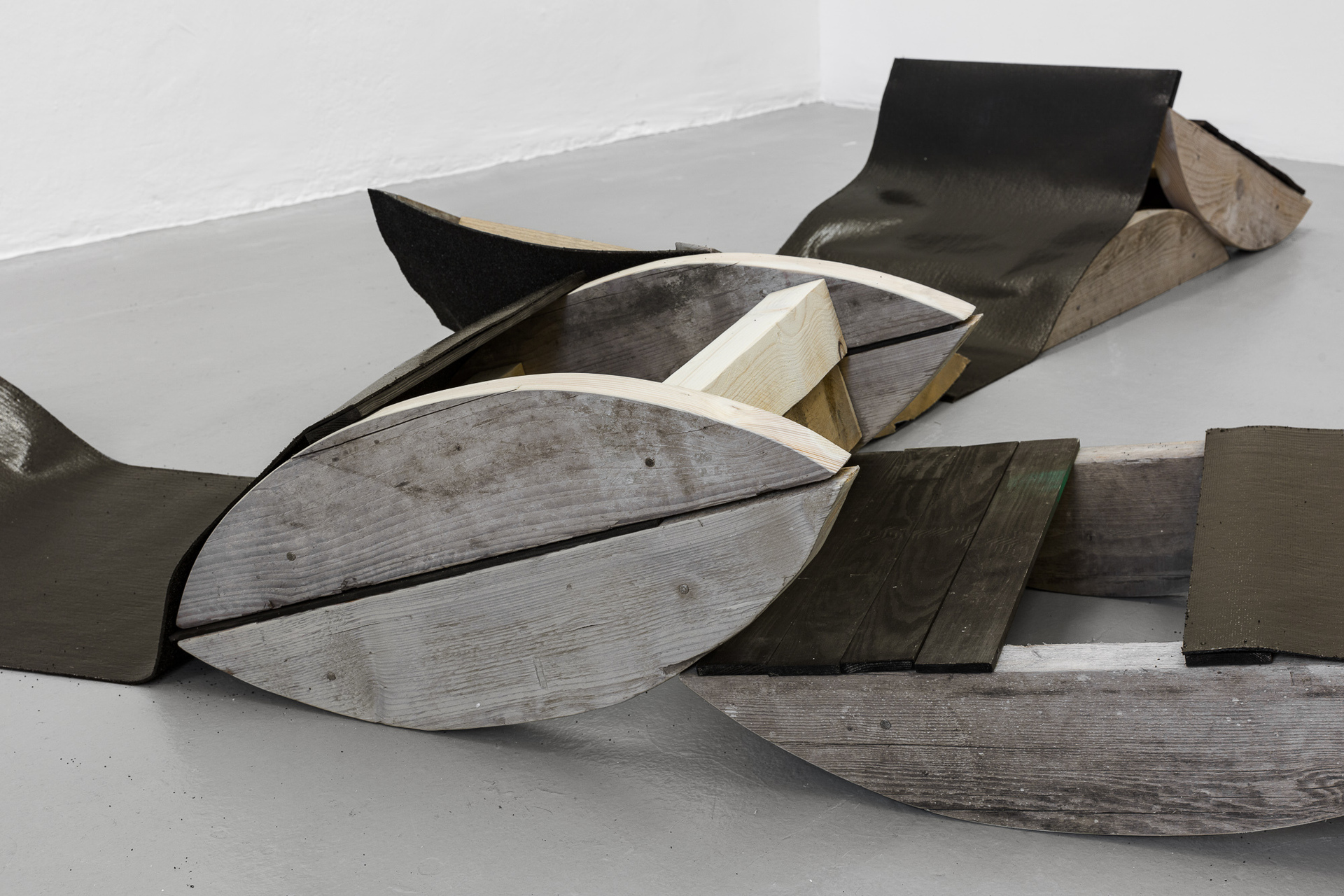 Johanna Cahrlotte Trede, A pack starts with Three, 2021, Wood, tar paper, each 14x65x50, 006