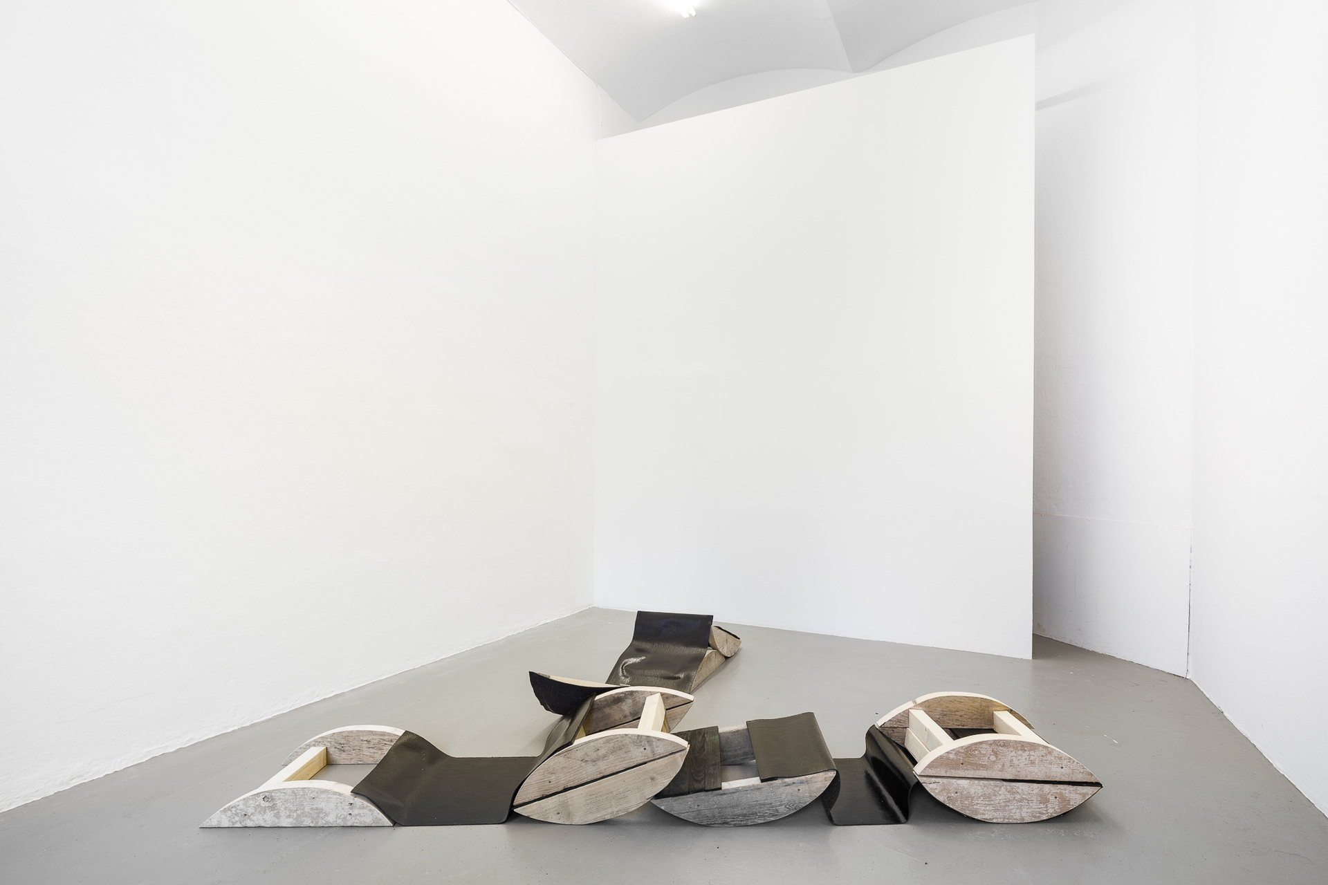Johanna Cahrlotte Trede, A pack starts with Three, 2021, Wood, tar paper, each 14x65x50, 001