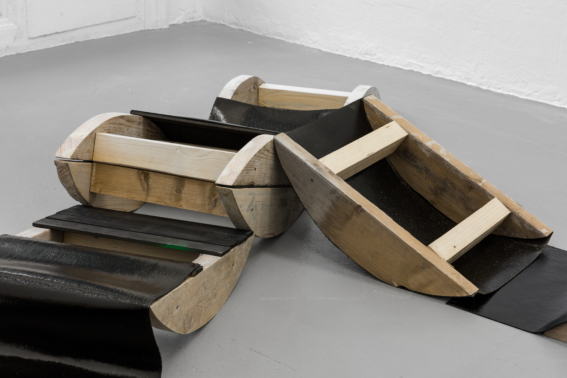 Johanna Cahrlotte Trede, A pack starts with Three, 2021, Wood, tar paper, each 14x65x50, _004