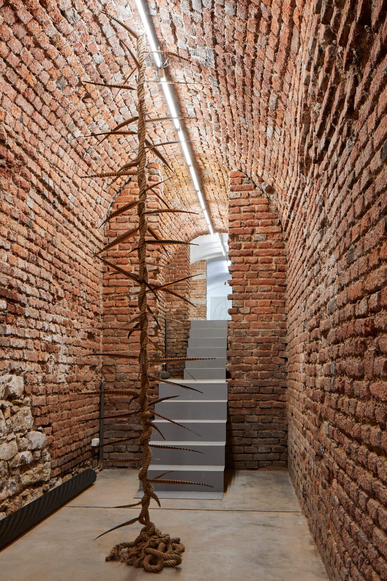 Maria Loboda, Witch‘s Ladder, 2014–21 Sisal rope, pheasant feathers