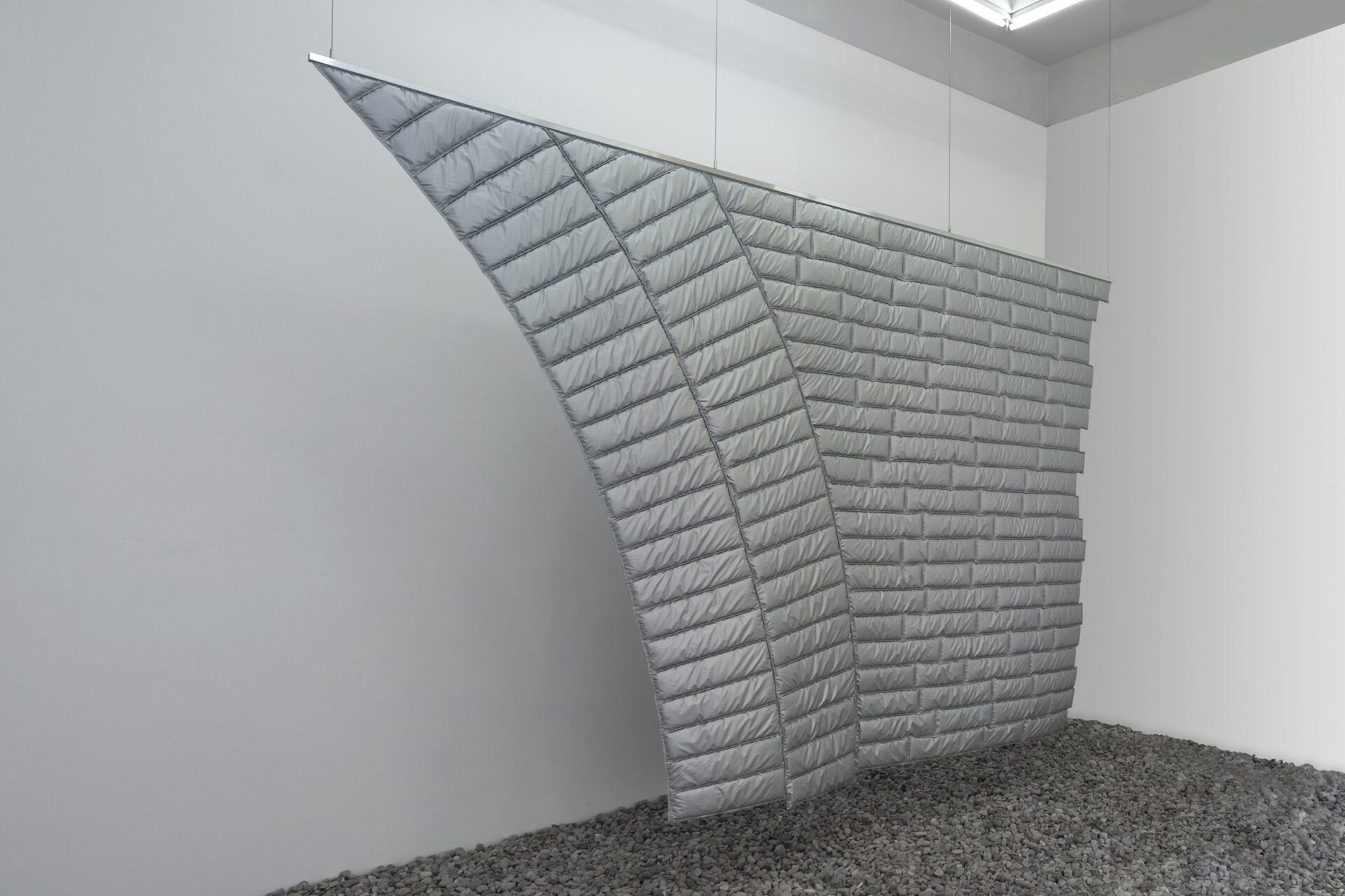 Christin Kaiser, Center Arc, 2021, Fabric &amp; fleece, 365 x 260 cm