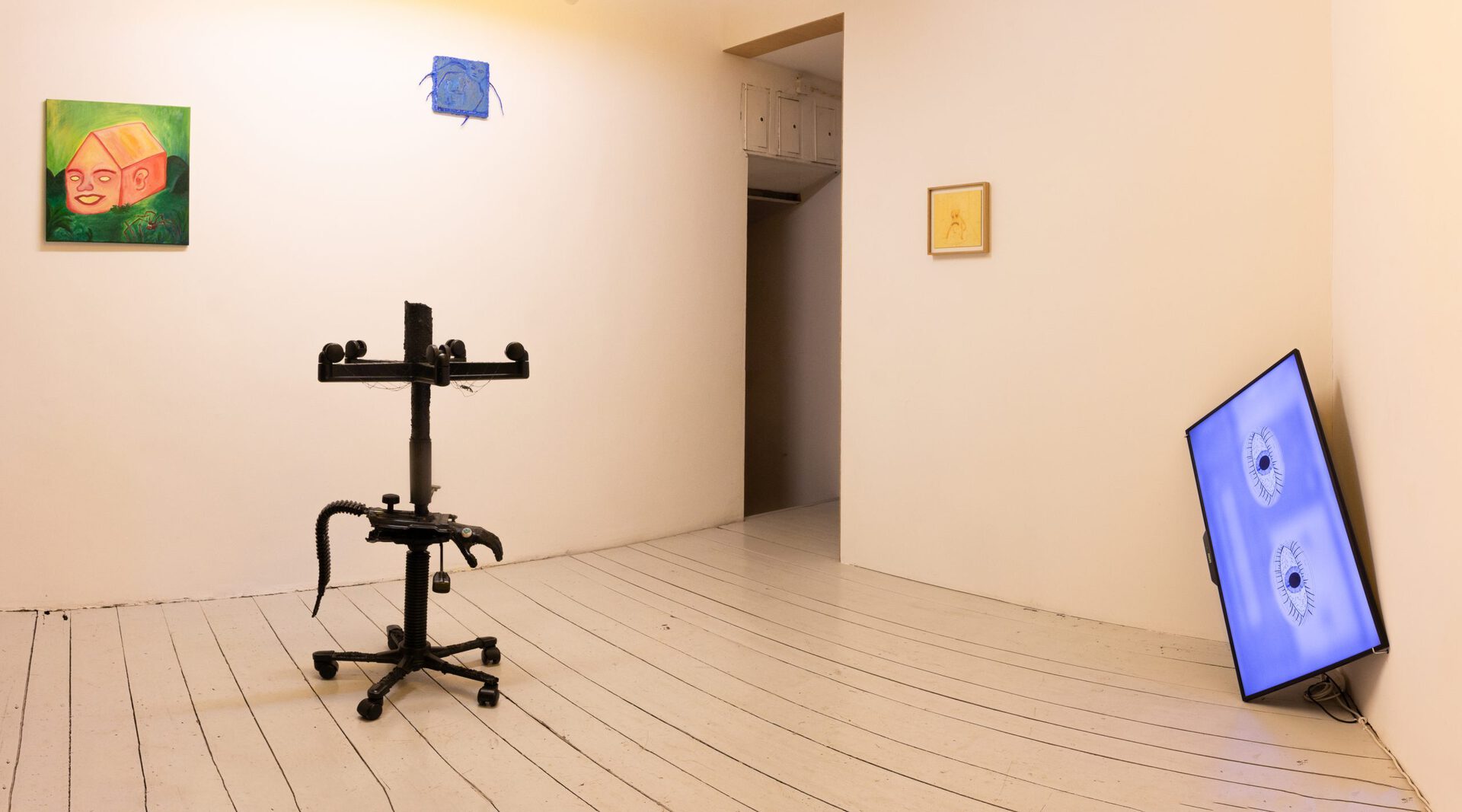 Rafał Żarski, Eye, hand, chair - exhibition view - Łęctwo gallery, 1