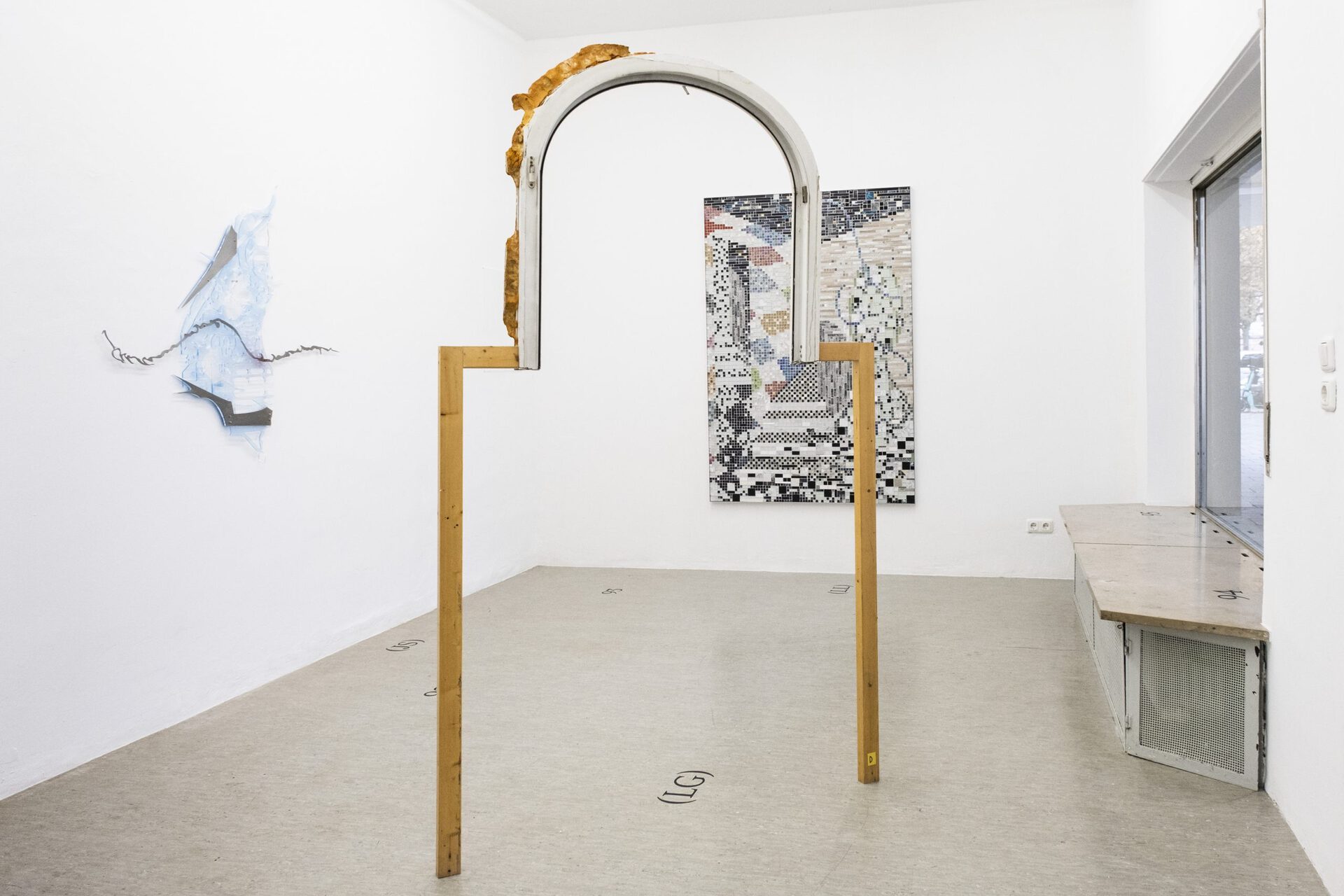 Lisa Gutscher: Die Brücke versammelt die Erde als Landschaft um den Strom, 2020, Window frame, roof batten, screws, 230 x 130 x 8 cm, Line Lyhne: Hearing the house slip, 2021, Mosaic relief, 190 x 129 cm, Jamie Shi: Errantry, 2021, Plexiglass, metal, color, 60 x 95 cm