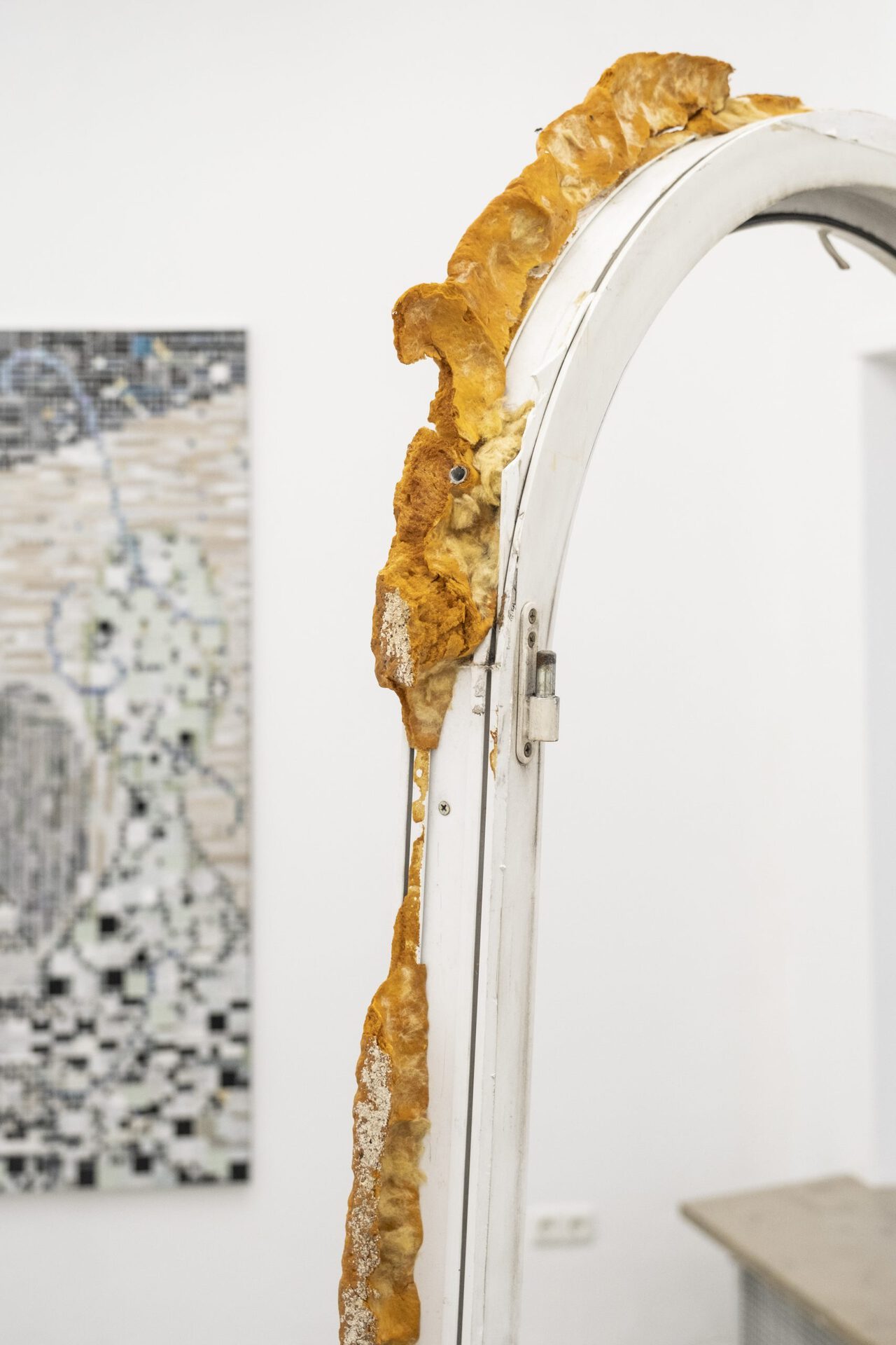 Lisa Gutscher: Die Brücke versammelt die Erde als Landschaft um den Strom, 2020, Window frame, roof batten, screws, 230 x 130 x 8 cm, Line Lyhne: Hearing the house slip, 2021, Mosaic relief, 190 x 129 cm