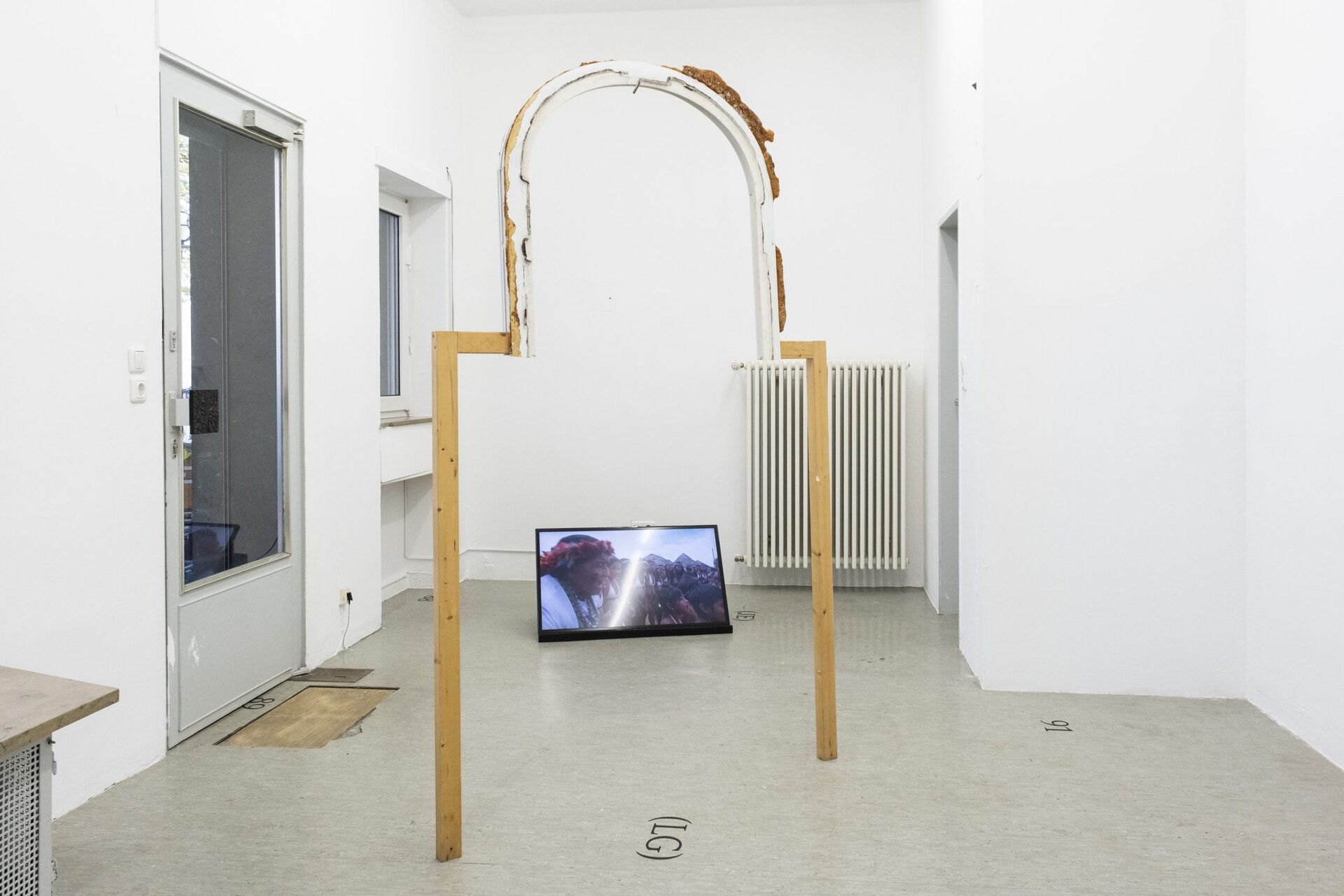 Lisa Gutscher: Die Brücke versammelt die Erde als Landschaft um den Strom, 2020, Window frame, roof batten, screws, 230 x 130 x 8 cm, Jaider Esbell: Provocations, 2017, Single-channel digital video, 9'53 min