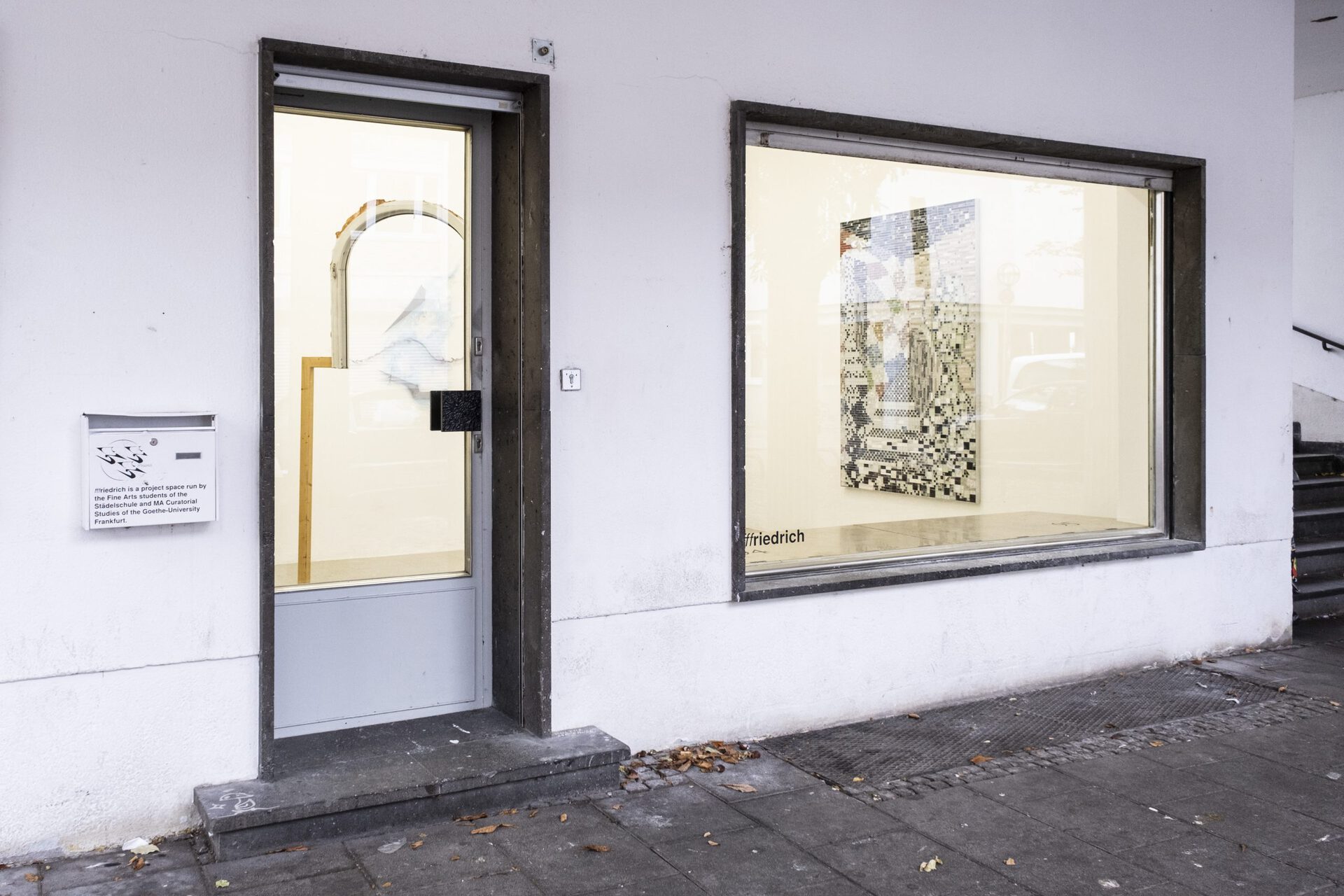 Lisa Gutscher: Die Brücke versammelt die Erde als Landschaft um den Strom, 2020, Window frame, roof batten, screws, 230 x 130 x 8 cm, Jaider Esbell: Provocations, 2017, Single-channel digital video, 9'53 min