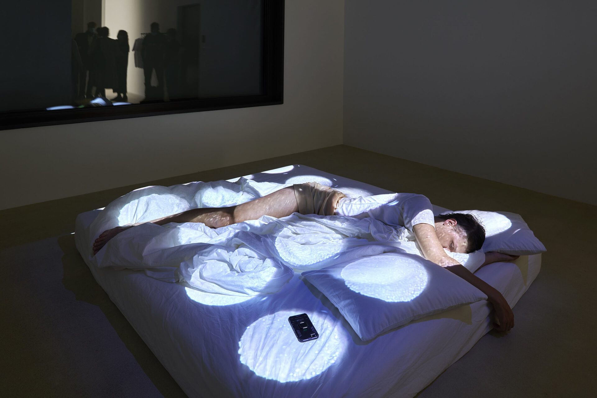 Isabella Fürnkäs, Siamese Dreams, Performance in Zurich at Windhager von Kaenel on the 18.9.2021 & 24.9.2021 17-21h by Jules Claude Gisler