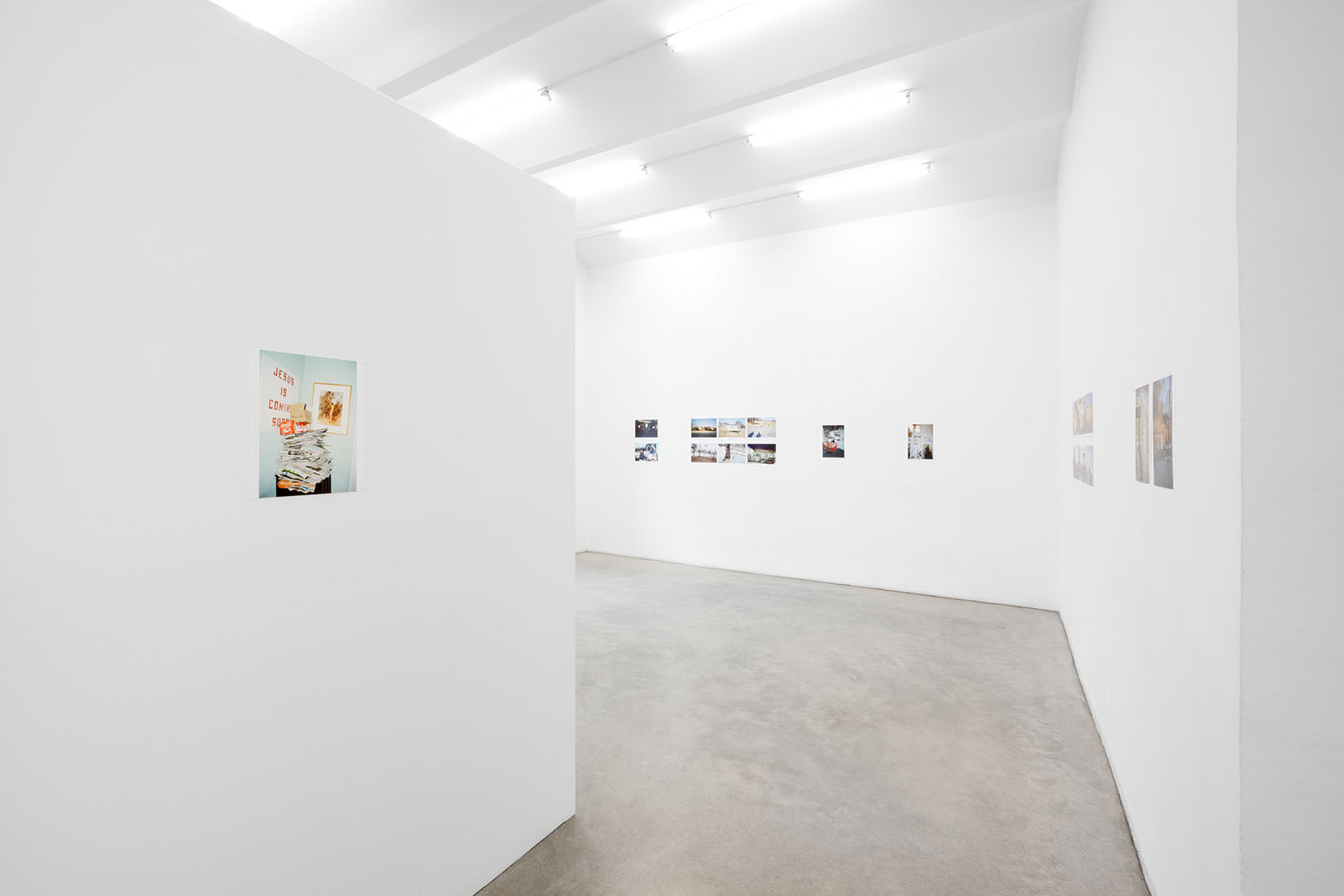 Exhibition view Juergen TELLER + Harmony KORINE | WILLIAM EGGLESTON 414, Christine König Galerie, Vienna 2021