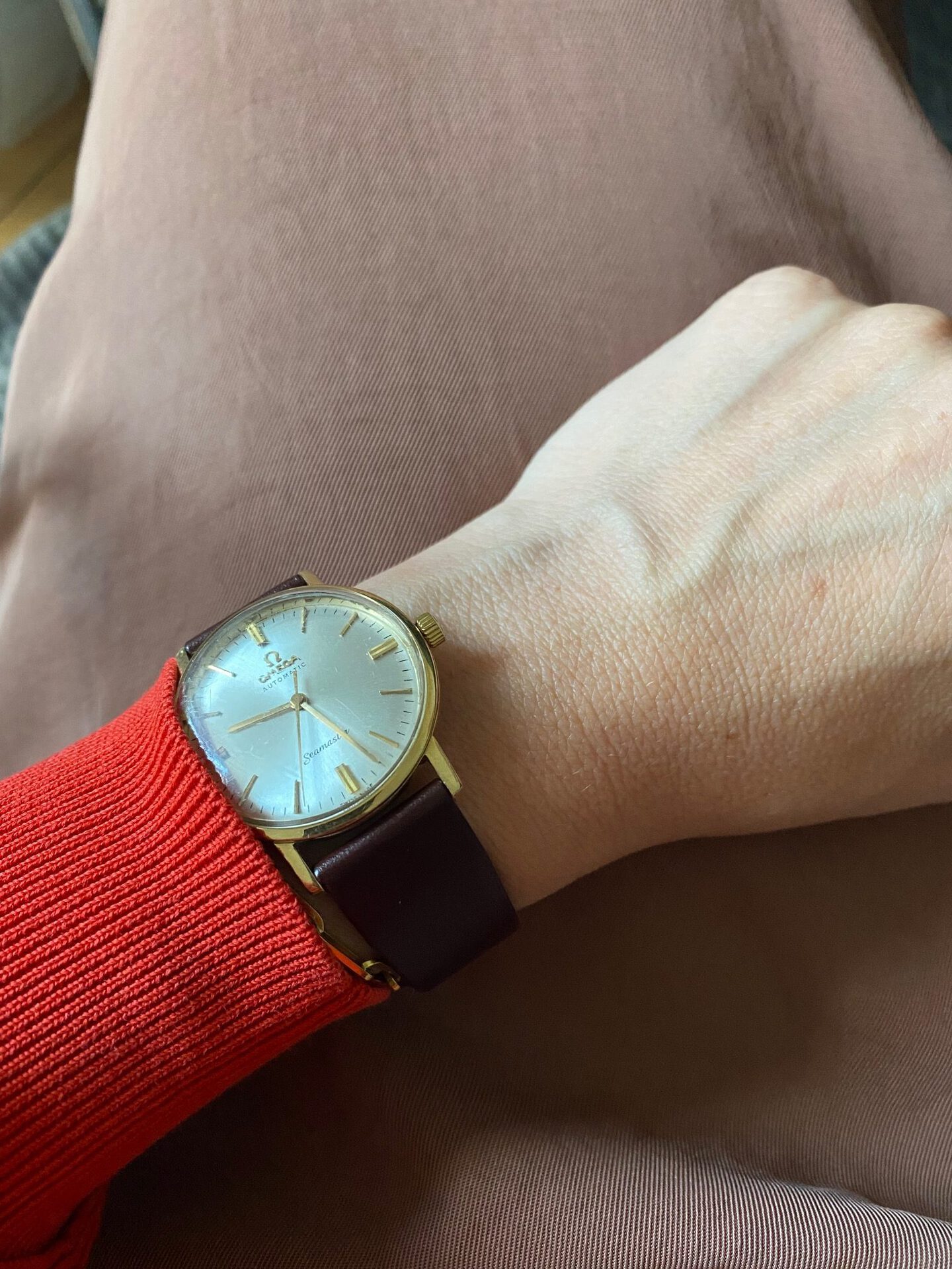 Eva Barto Latecomer`s Overtimes, 2019/21 Clock on organizers wrist Courtesy the artist