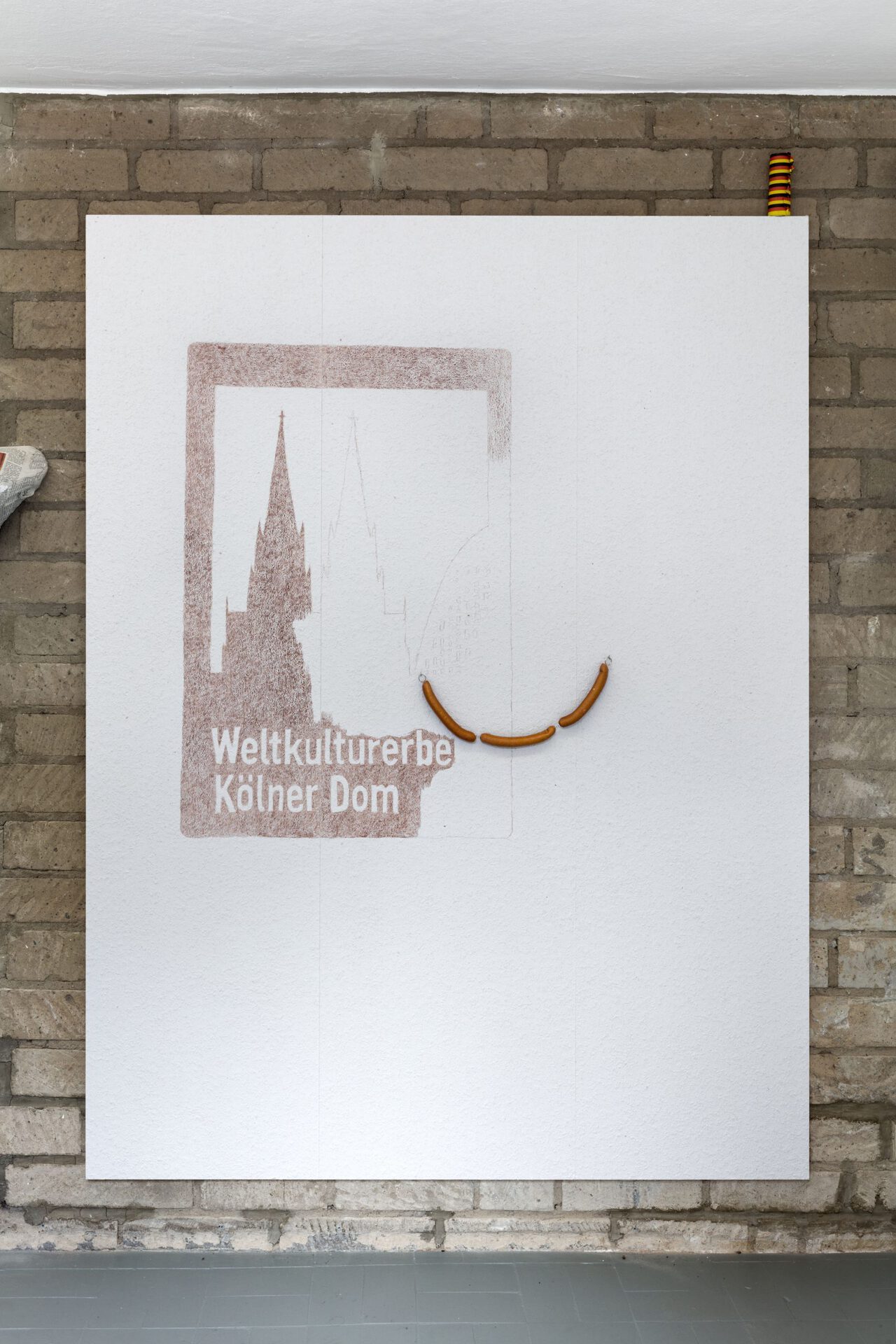 Alex Wissel, Weltkulturerbe Kölner Dom, 2021, Buntstift, Wurstatrappen, Luftschlangen auf Raufasertapete, 200 x 150 cm