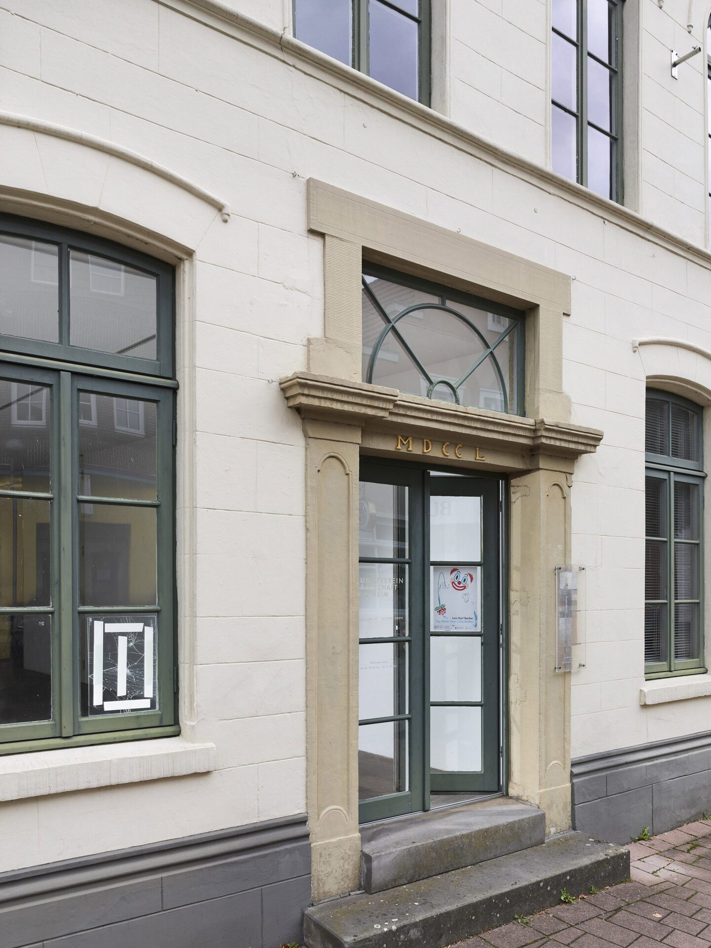 Lars Karl Becker, Fabricated Drama, 2021, glass, double sided tape (exhibition view). Photo: Roman Mensing, artdoc.de