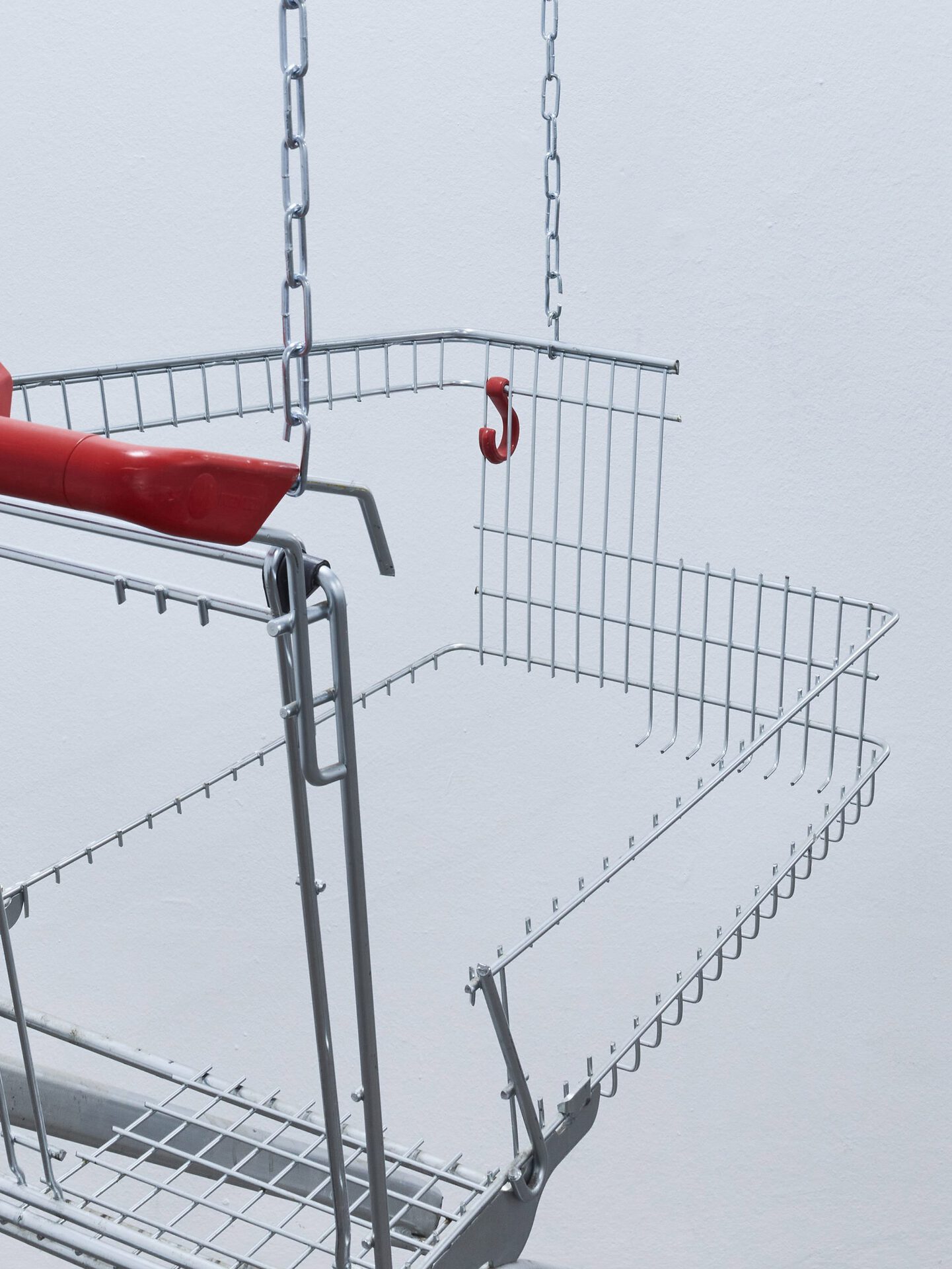 Lars Karl Becker, Tap Water from Coke Bottles, 2021, stainless steel, shopping cart, chains, led fluorescent tube (detail). Photo: Roman Mensing, artdoc.de