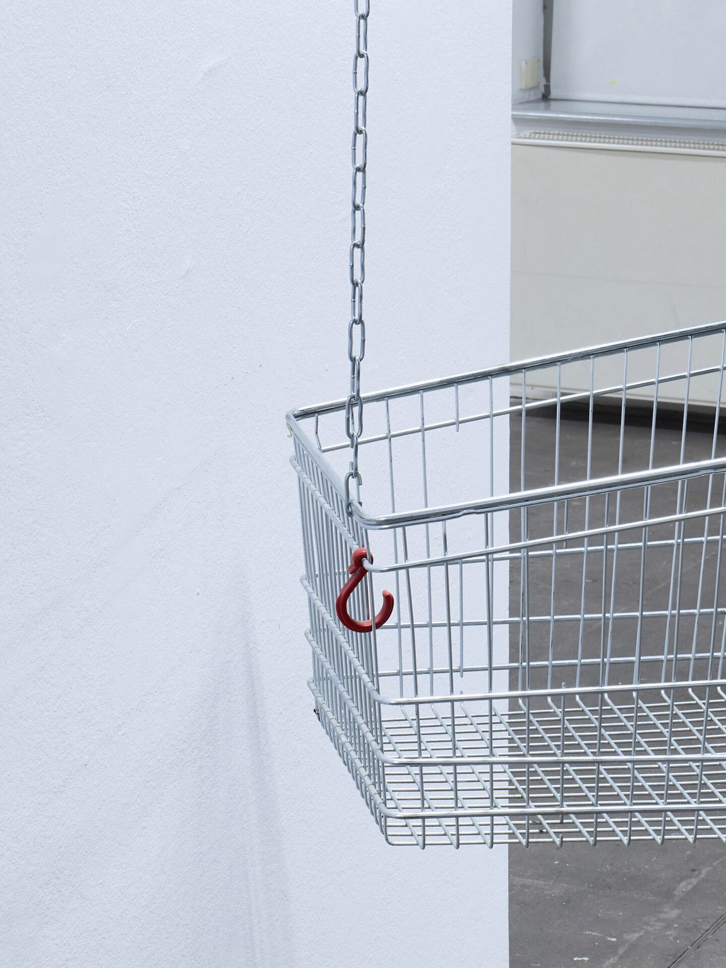 Lars Karl Becker, Tap Water from Coke Bottles, 2021, stainless steel, shopping cart, chains, led fluorescent tube (detail). Photo: Roman Mensing, artdoc.de