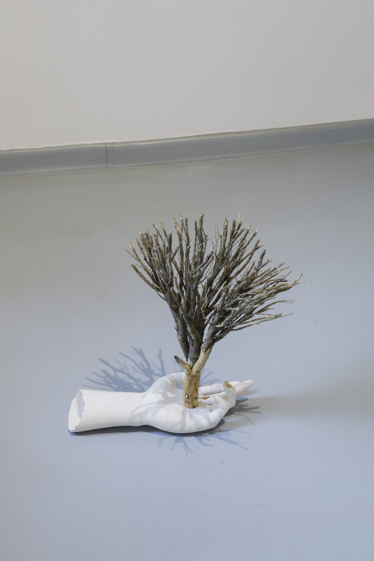 Untitled White clay, gold, wood; 35 x 13 x 40 cm