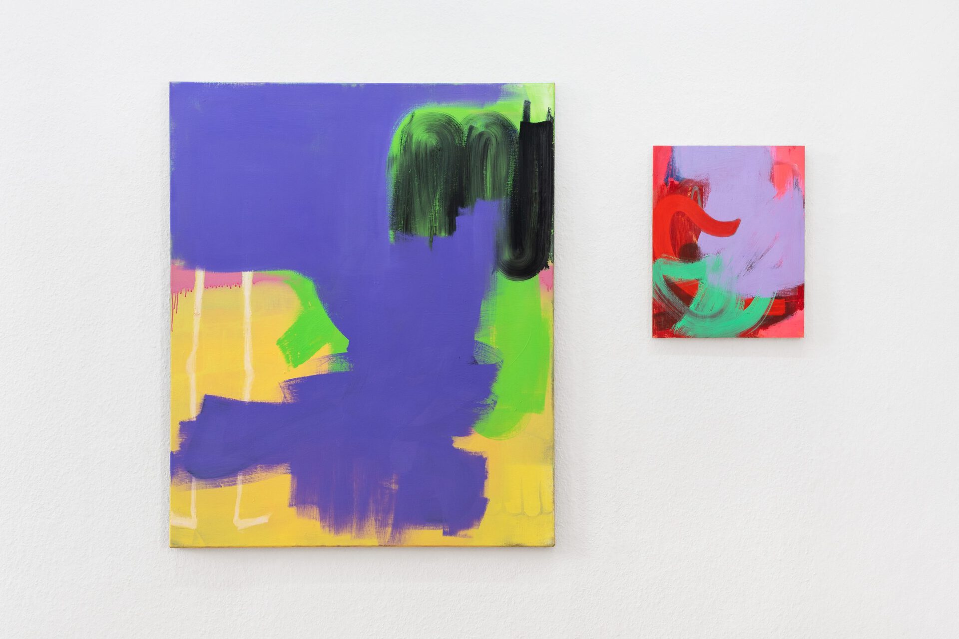 Hanna Kaminski, untitled (vor grün), 2021, oil on canvas, 120 x 100 cm; untitled (rot auf lila), 2021, oil on wood, 50 x 40 cm