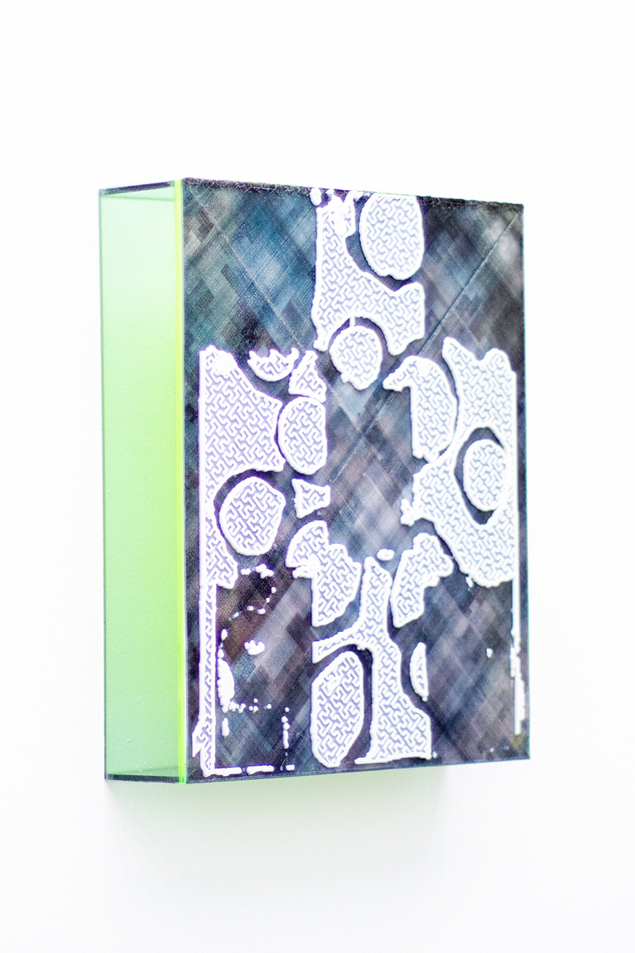 Maria Braune, Erik Esso, Tim Freiwald, Florian Kuhn, Schirin Kretschmann, Manuel Strauß, TCL 0, 2021, acrylic glass, 3d printing, dyes, 28,5 x 24,5 x 5,8 cm