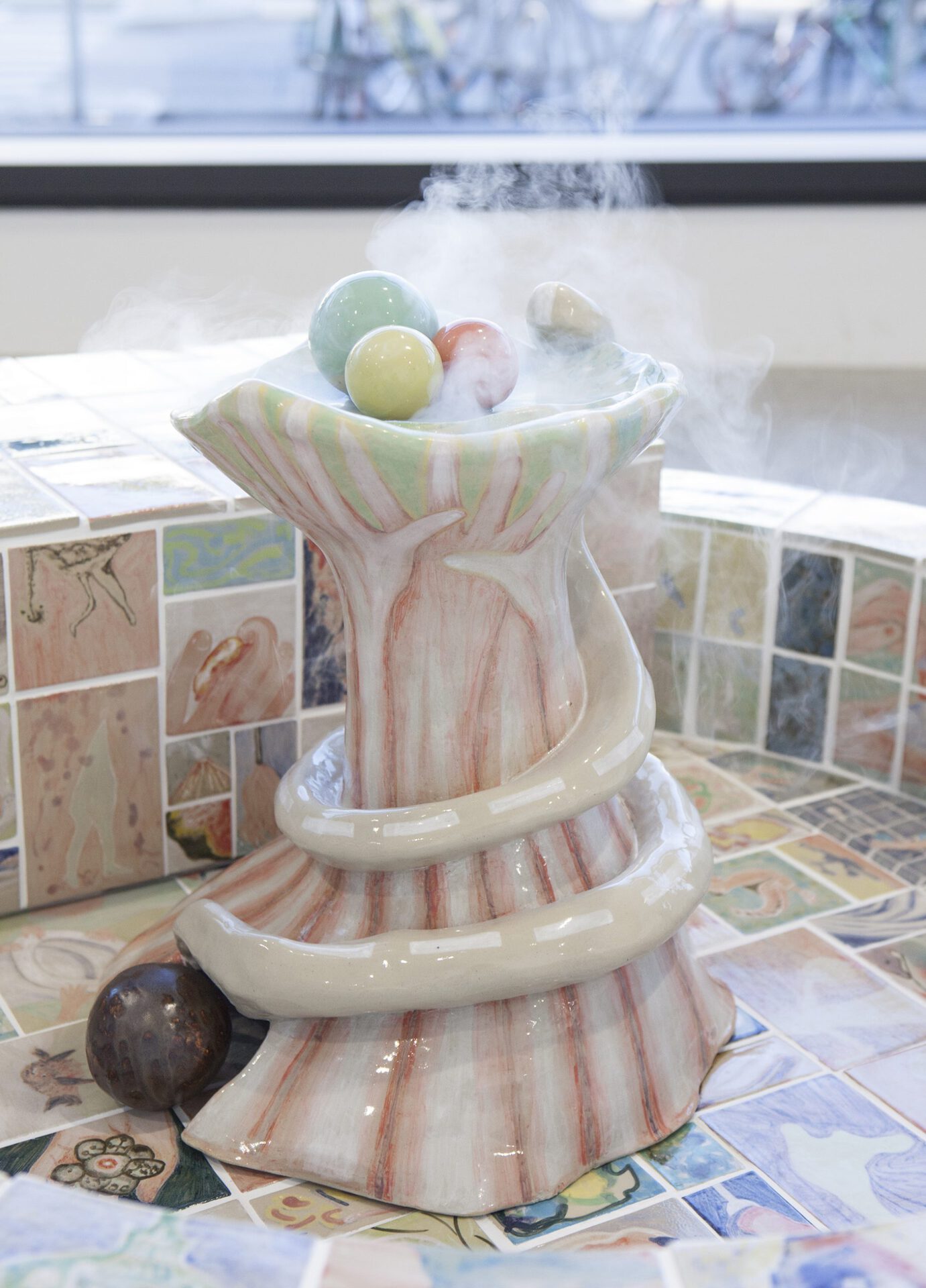 (detail) Venus Cloacina (fountain), 2021, underglaze-paint on stoneware, extruded polystyrol, ytong, grout und aromadiffusor, 122 x 150 cm
