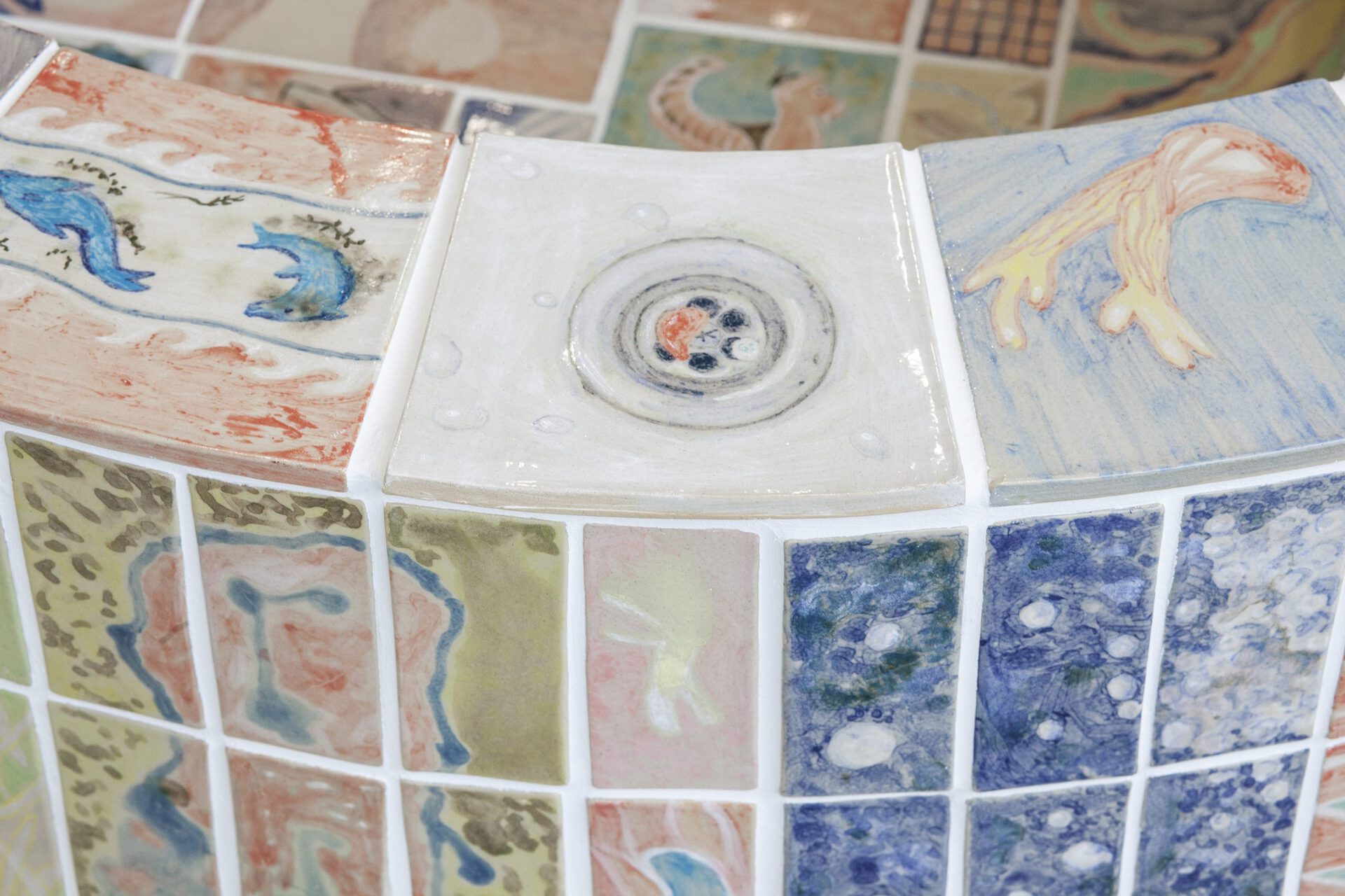 (detail) Venus Cloacina (fountain), 2021, underglaze-paint on stoneware, extruded polystyrol, ytong, grout und aromadiffusor, 122 x 150 cm