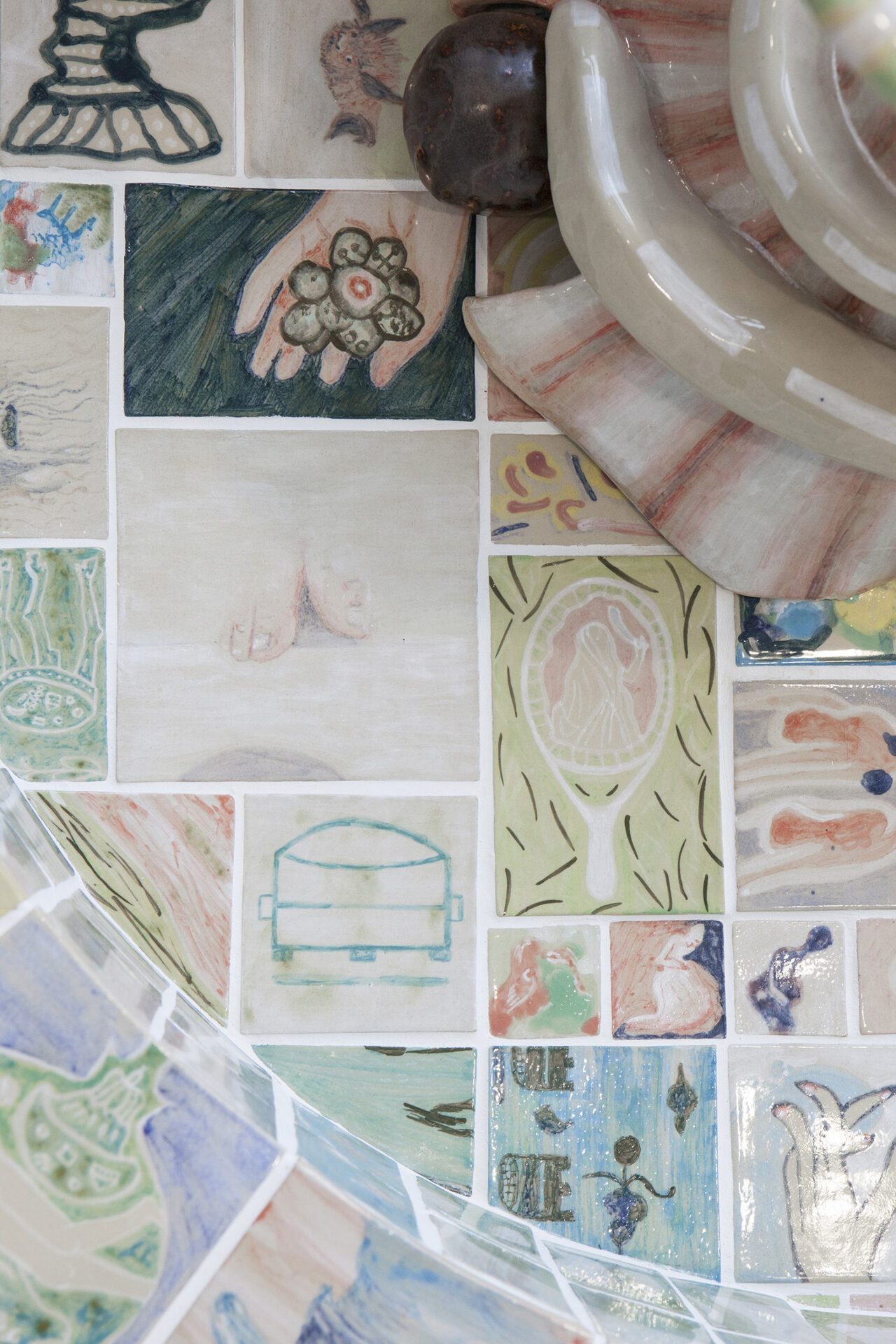 (detail) Venus Cloacina (fountain), 2021, underglaze-paint on stoneware, extruded polystyrol, ytong, grout und aromadiffusor, 122 x 150 cm