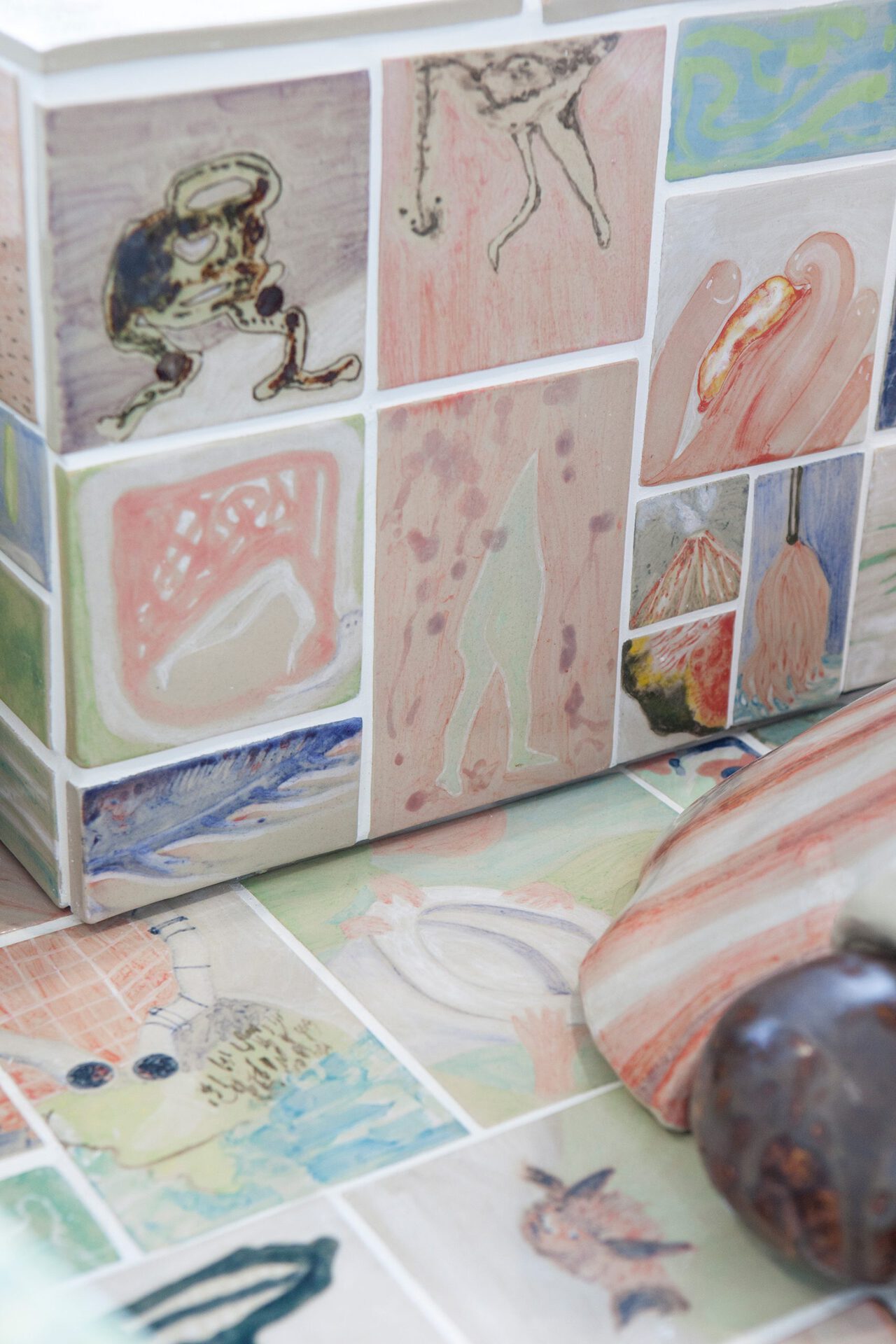 (detail) Venus Cloacina (fountain), 2021, underglaze-paint on stoneware, extruded polystyrol, ytong, grout und aromadiffusor, 122 x 150 cm