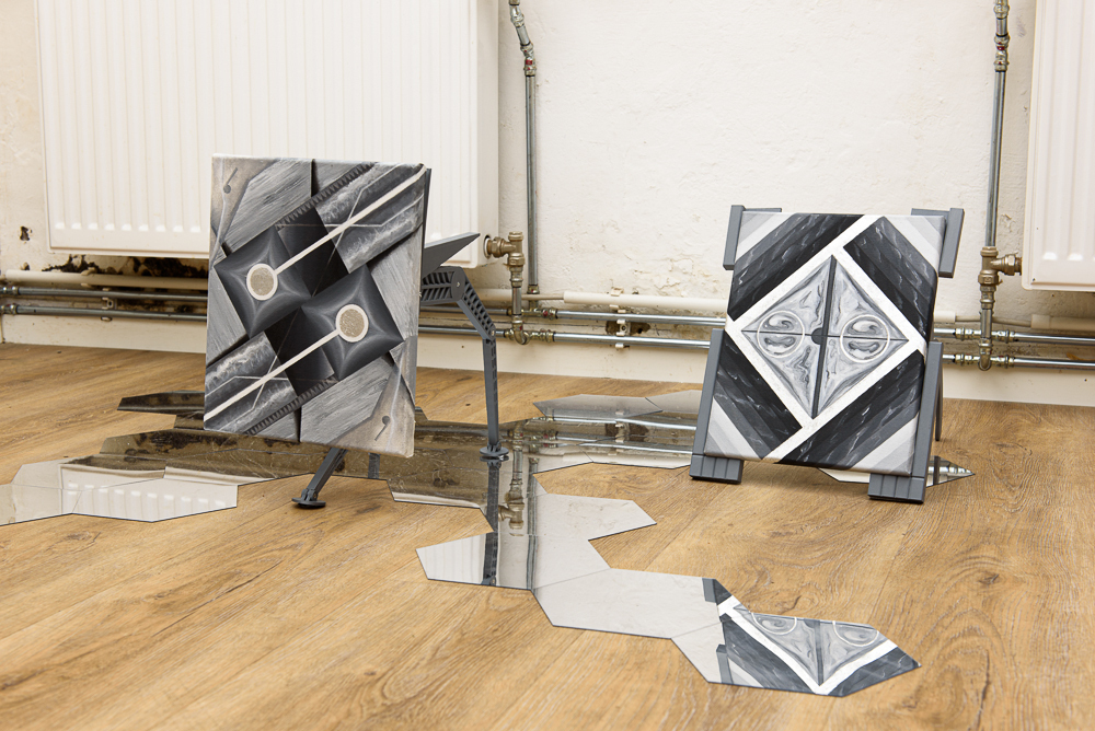 Jung Min Lee, Crossing laser, 2021, oil, acrylic and silver leaf on canvas with PLA printed frame, 40×48×25 cm/ Lock, 2020, oil and silver leaf on canvas with PLA printed frame, 34×27.5×40 cm (front view)