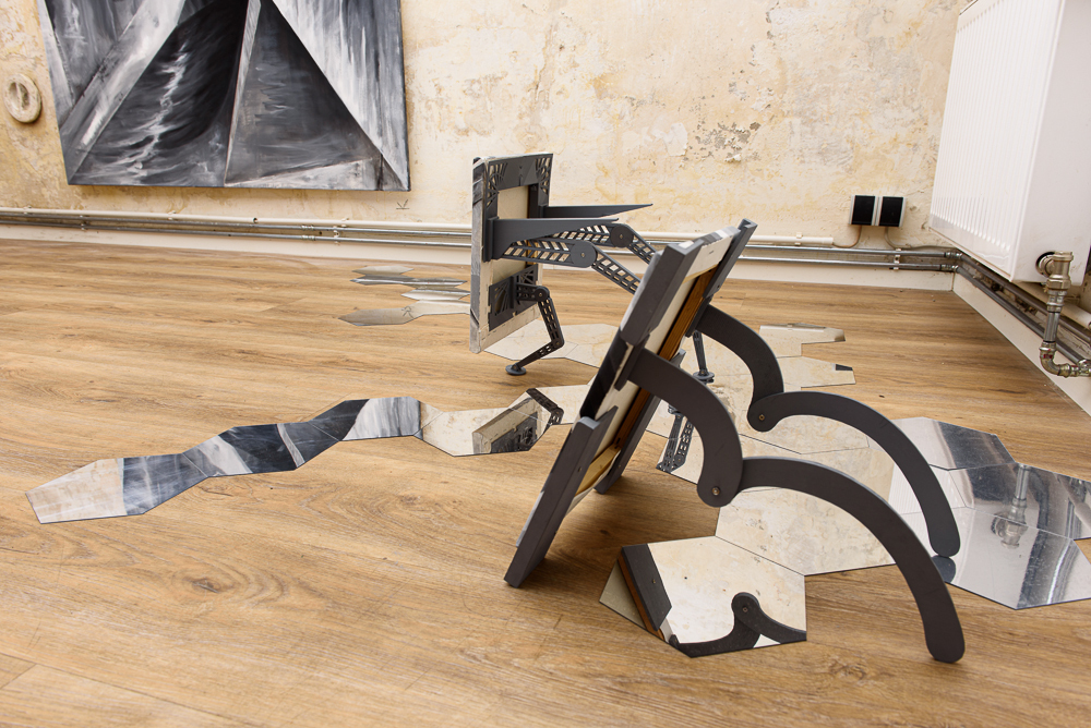 Jung Min Lee, Crossing laser, 2021, oil, acrylic and silver leaf on canvas with PLA printed frame, 40×48×25 cm/ Lock, 2020, oil and silver leaf on canvas with PLA printed frame, 34×27.5×40 cm (side view)