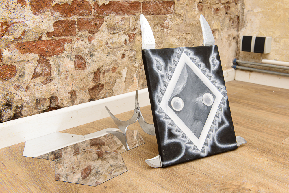 Jung Min Lee, Reaper, 2020, oil and silver leaf on canvas with PLA printed frame, 38×35×40 cm