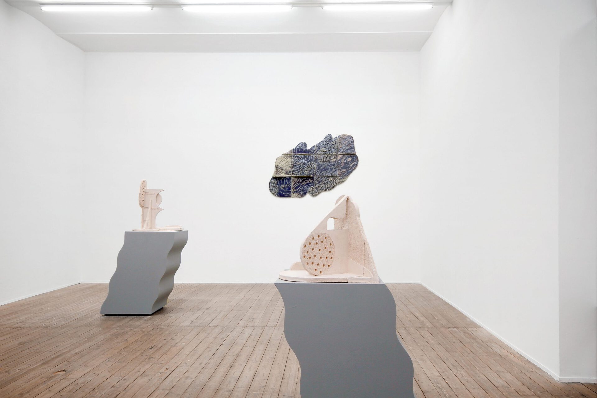 Suse Bauer, Wohnstatt der Steine, exhibition view, 2021