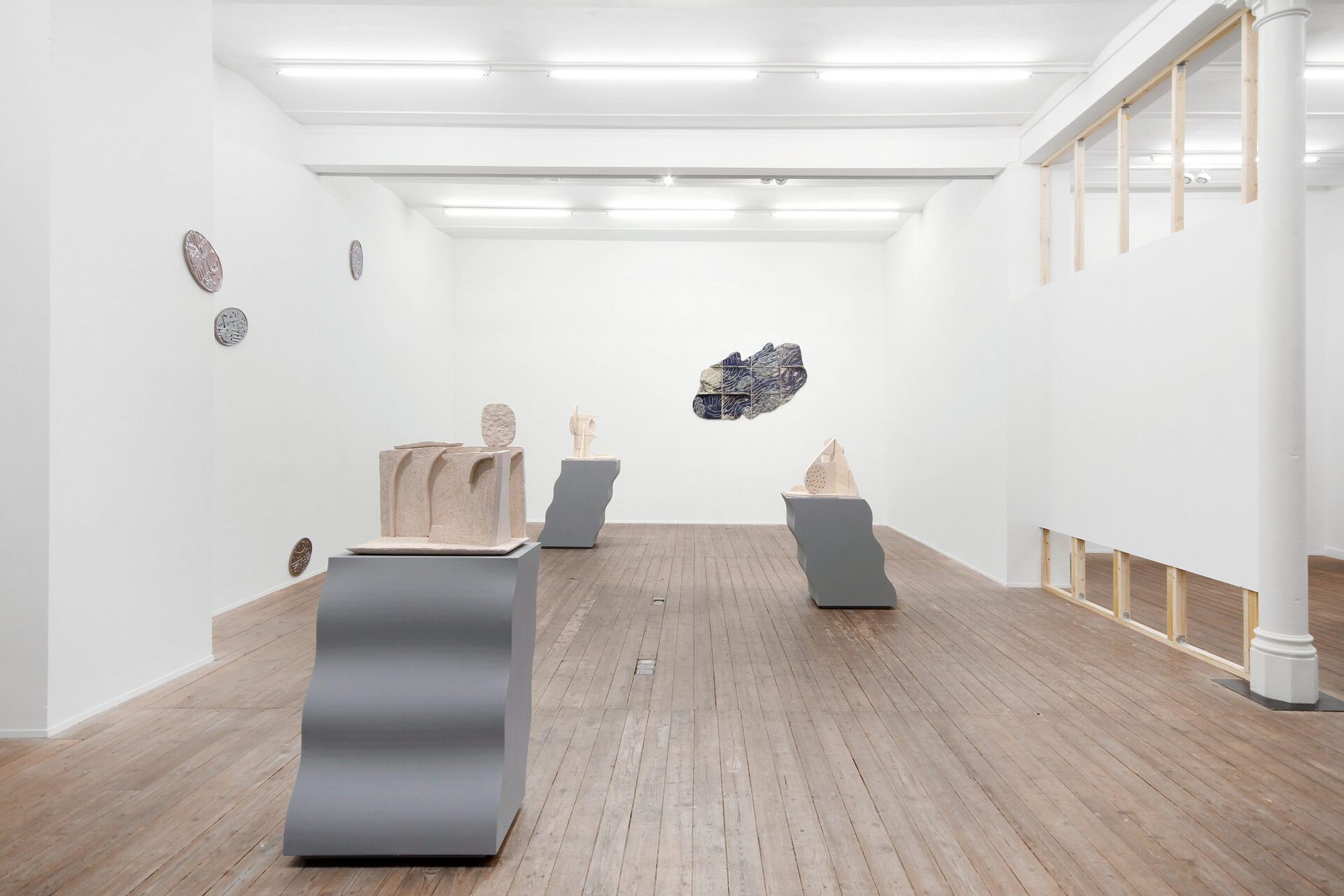 Suse Bauer, Wohnstatt der Steine, exhibition view, 2021