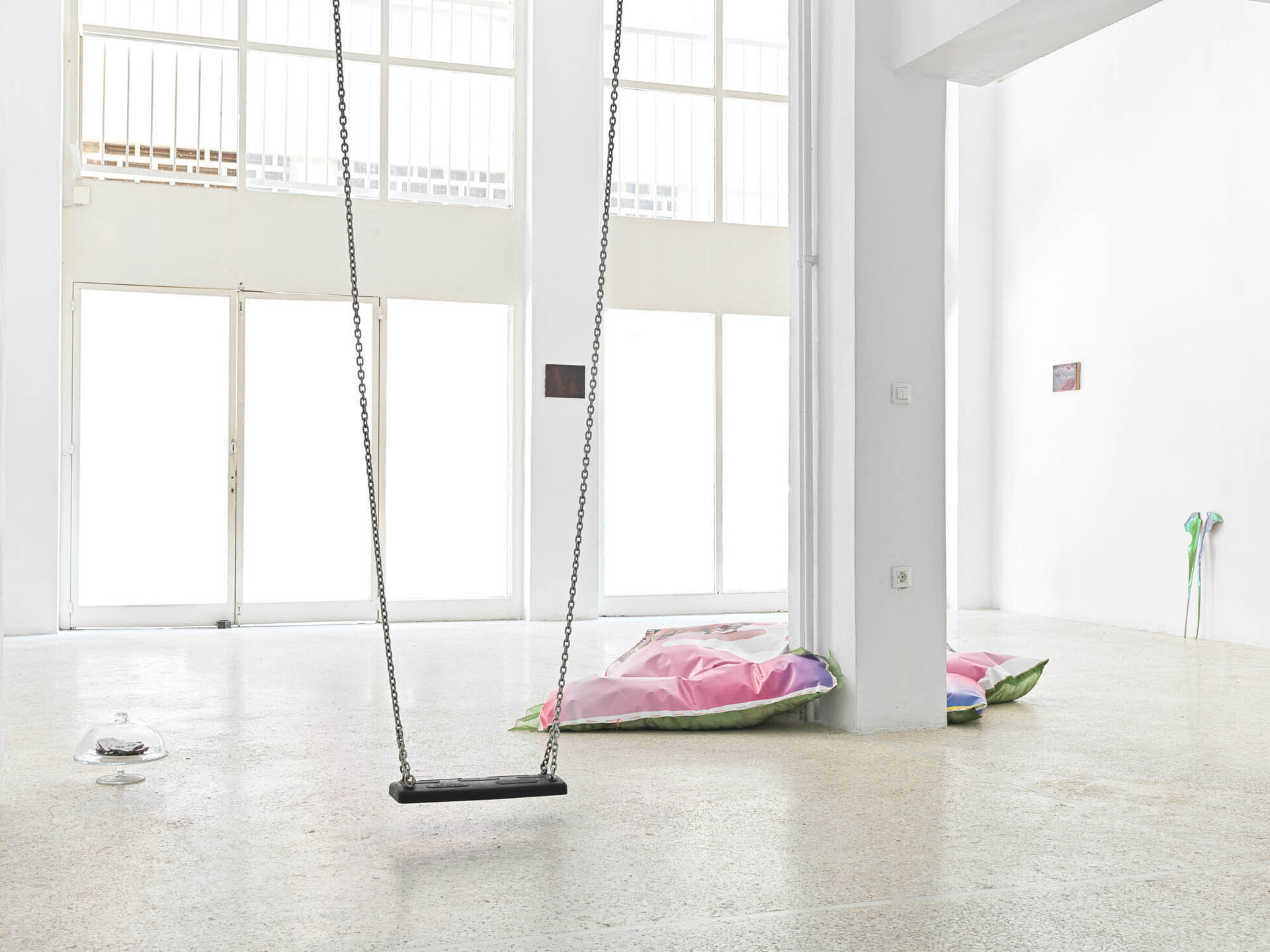 Sinaida Michalskaja, Swing (Die Gedanken sind frei solange man sie nicht erraten kann.), 2020, Steel chains, steel ceiling mounting, PVC swing seat, 275 cm x 27 cm x 16 cm