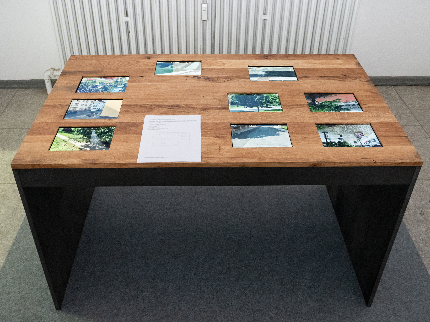 Celia Zehetgruber, Ohne Meerblick, 2021, Videoinstallation, screens & wooden table