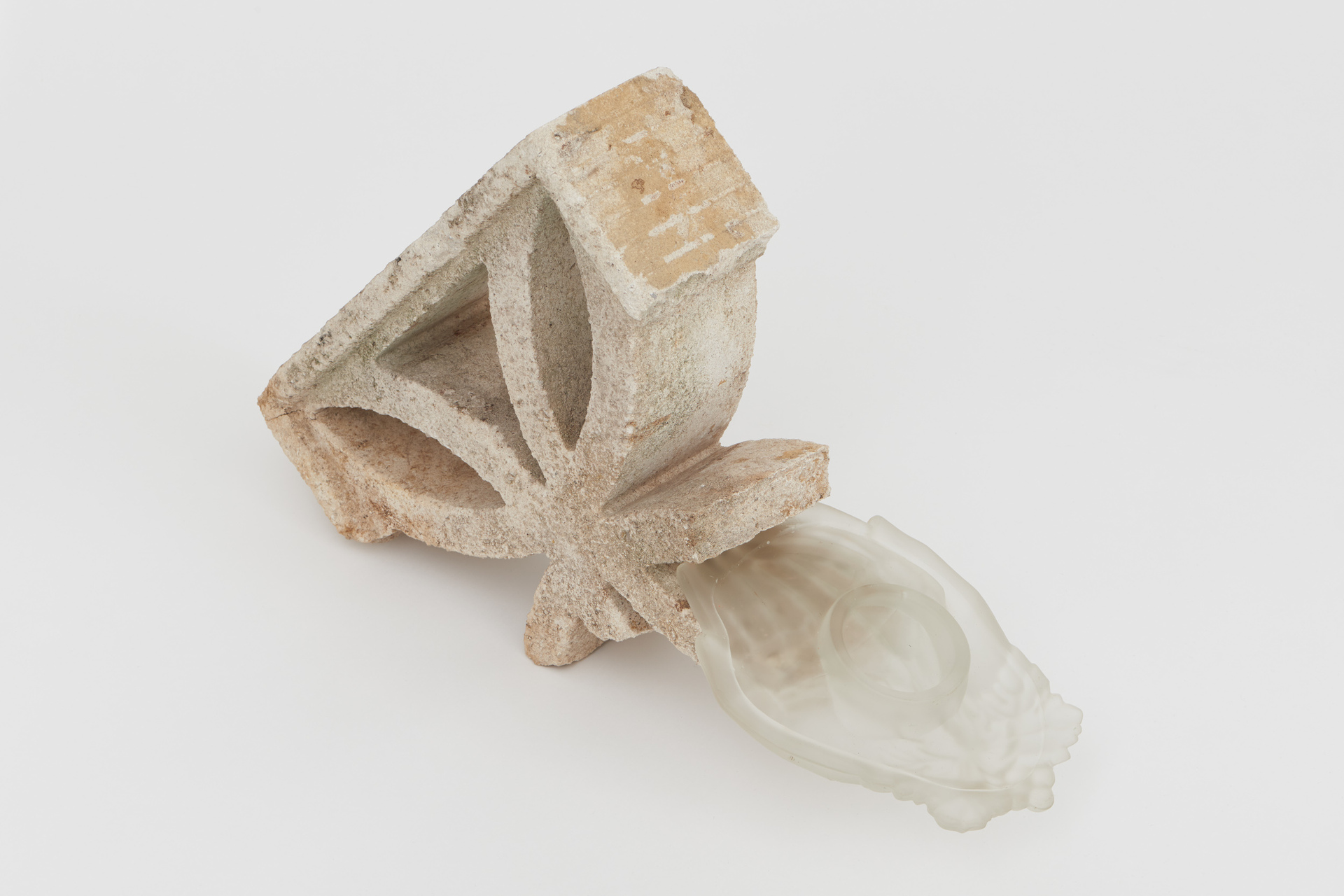 Rhea Dillon, Incomplete Lysis, 2021, Concrete and glass, 43 x 15 x 29 cm