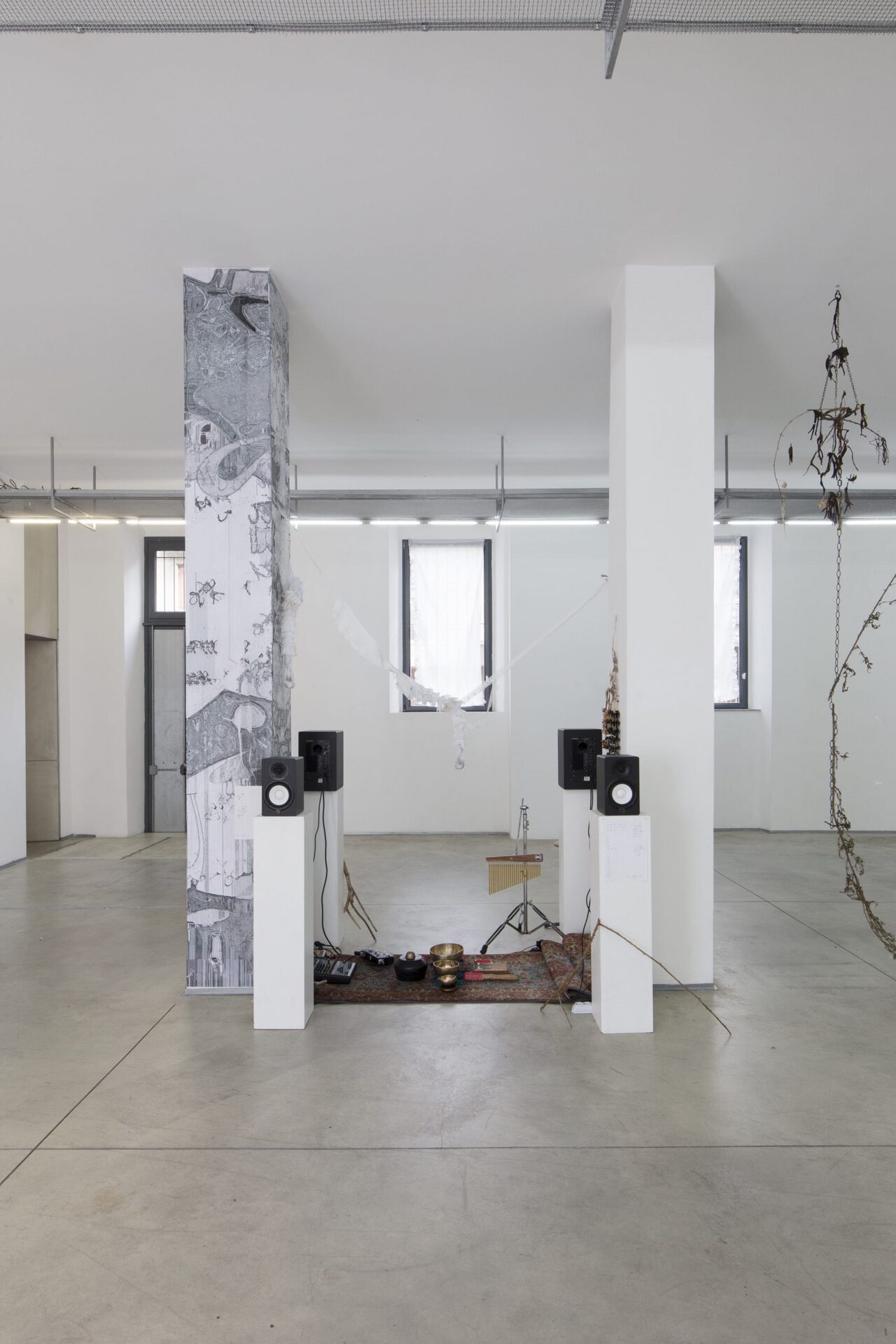 5. Heith live show, loudspeakers, tibetan bells, voice choir, rattles, synths, socks, 2021. Photo by Gabriele Abbruzzese.