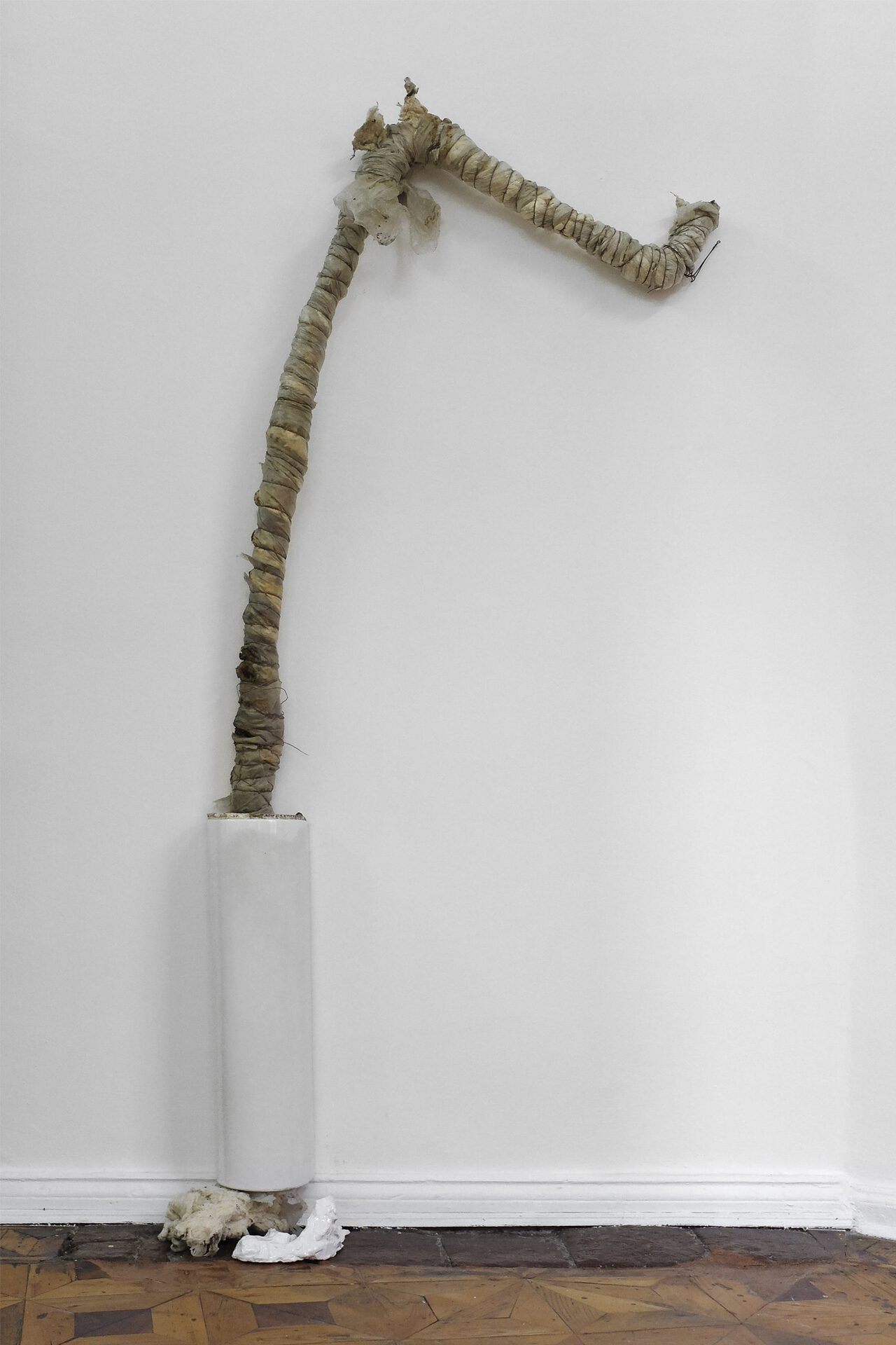 Sophie Jung, wall flower tall (the forsaken dressing room), 2021. building material, sink stand, ceramic figure, insulation wool, 207 x 27 x 90 cm.