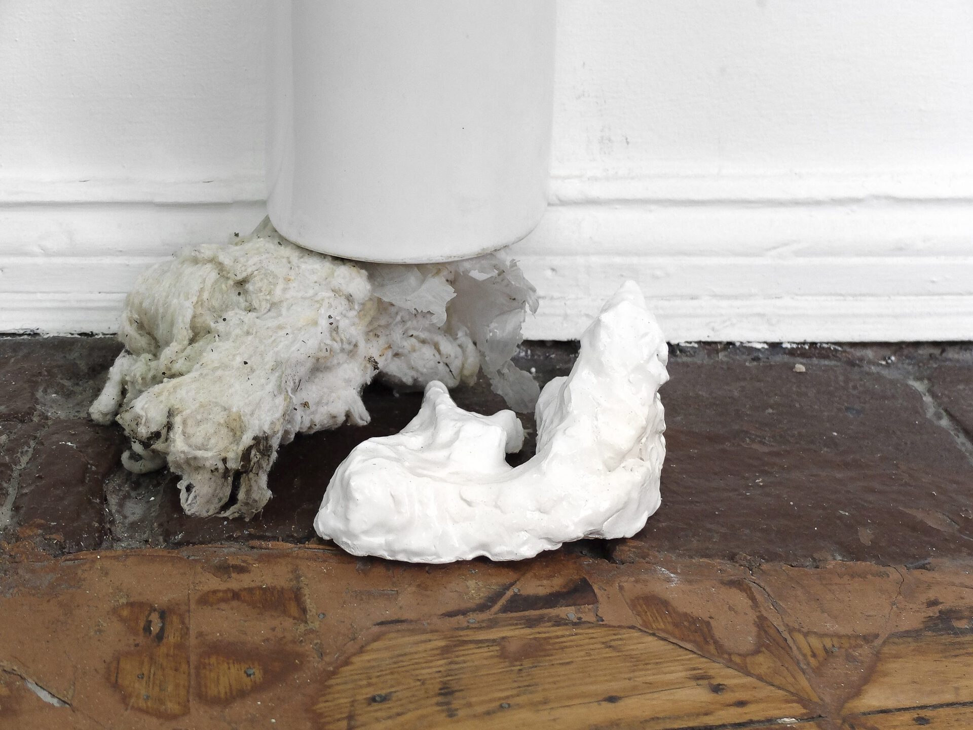 Sophie Jung, wall flower tall (the forsaken dressing room) (detail), 2021. building material, sink stand, ceramic figure, insulation wool.