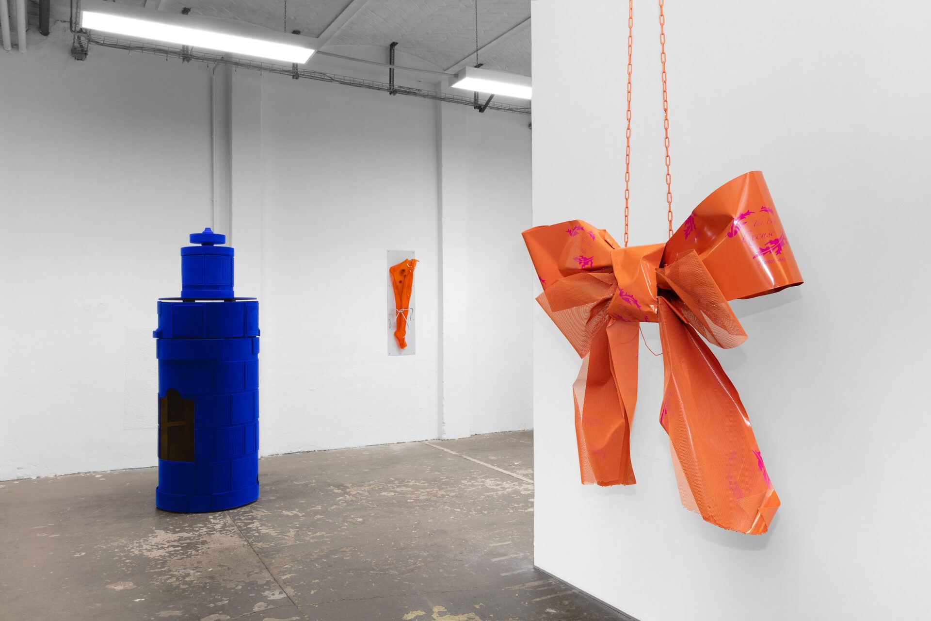 Left: Hannah Sophie Dunkelberg,SUN CITY (west), 2021 MDF, Sperrholz, synthetische Faser 210 x 75 x 75 cm, Middle back: Hannah Sophie Dunkelberg, THE BIG EXCUSE (Cornflower), 2021 Metall pulverbeschichtet, Acrylglas, Kornblume 115 x 33 x 40 cm, Hannah Sophie Dunkelberg, THE BIG EXCUSE © Gordon Gekko, 2021 Metall pulverbeschichtet, Oracal 140 x 125 x 40 cm