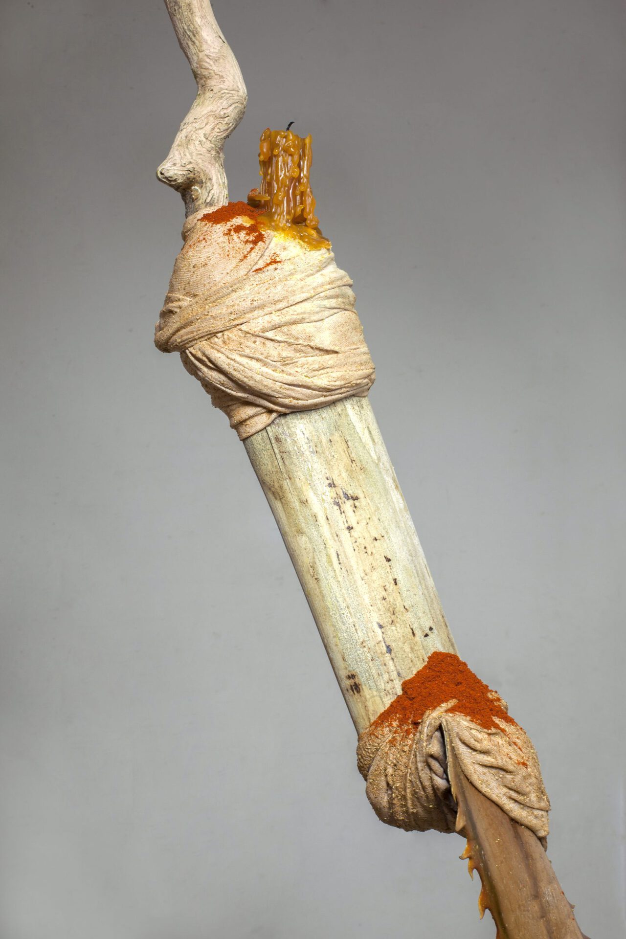 Monia Ben Hamouda, Chandelier (Taronger i Palmeres) - detail-, 2021 Wood, wax, fabrics, chilli powder 120x161x110cm