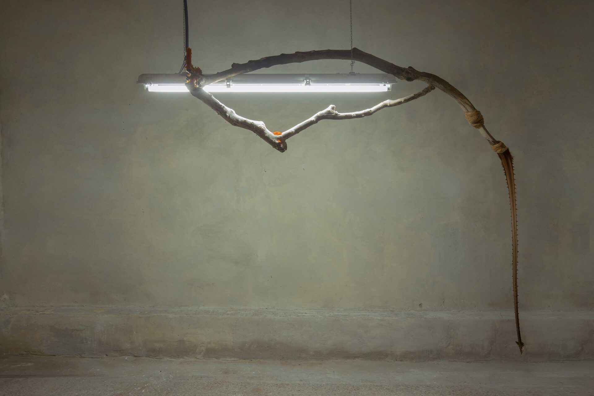 Monia Ben Hamouda, Chandelier (Taronger i Palmeres) II, 2021 Wood, wax, fabrics, chilli powder 120x161x110cm
