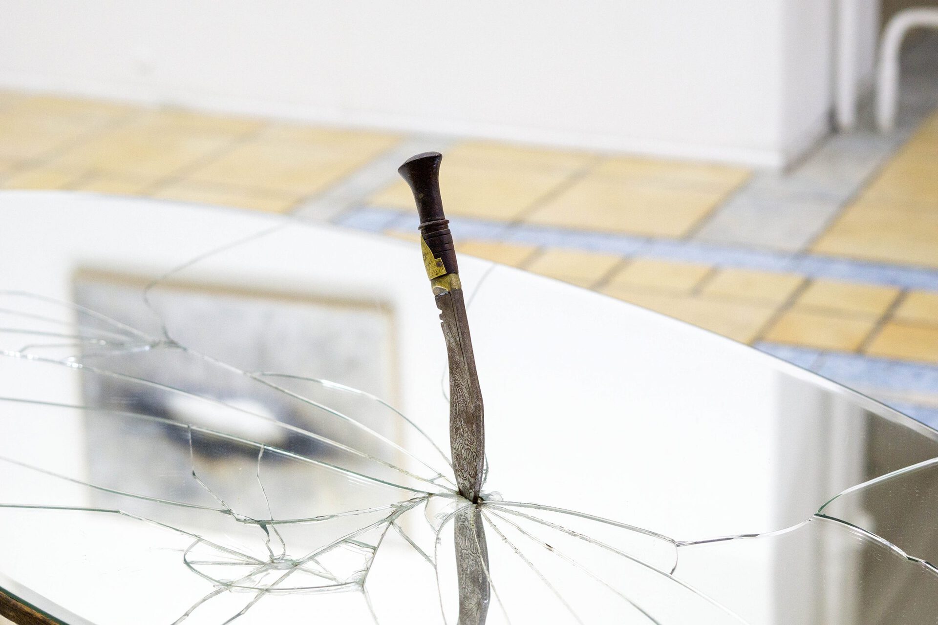 Sandra Moral, The last supper,2015, Mannequin-Wood-Mir- ror-knife, 140x57x59 cm (detail)