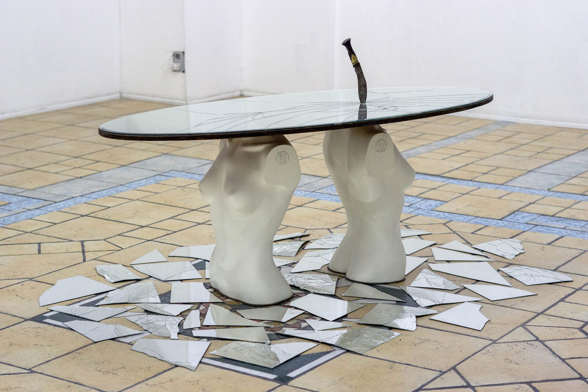 Sandra Moral, The last supper,2015, Mannequin-Wood-Mir- ror-knife, 140x57x59 cm