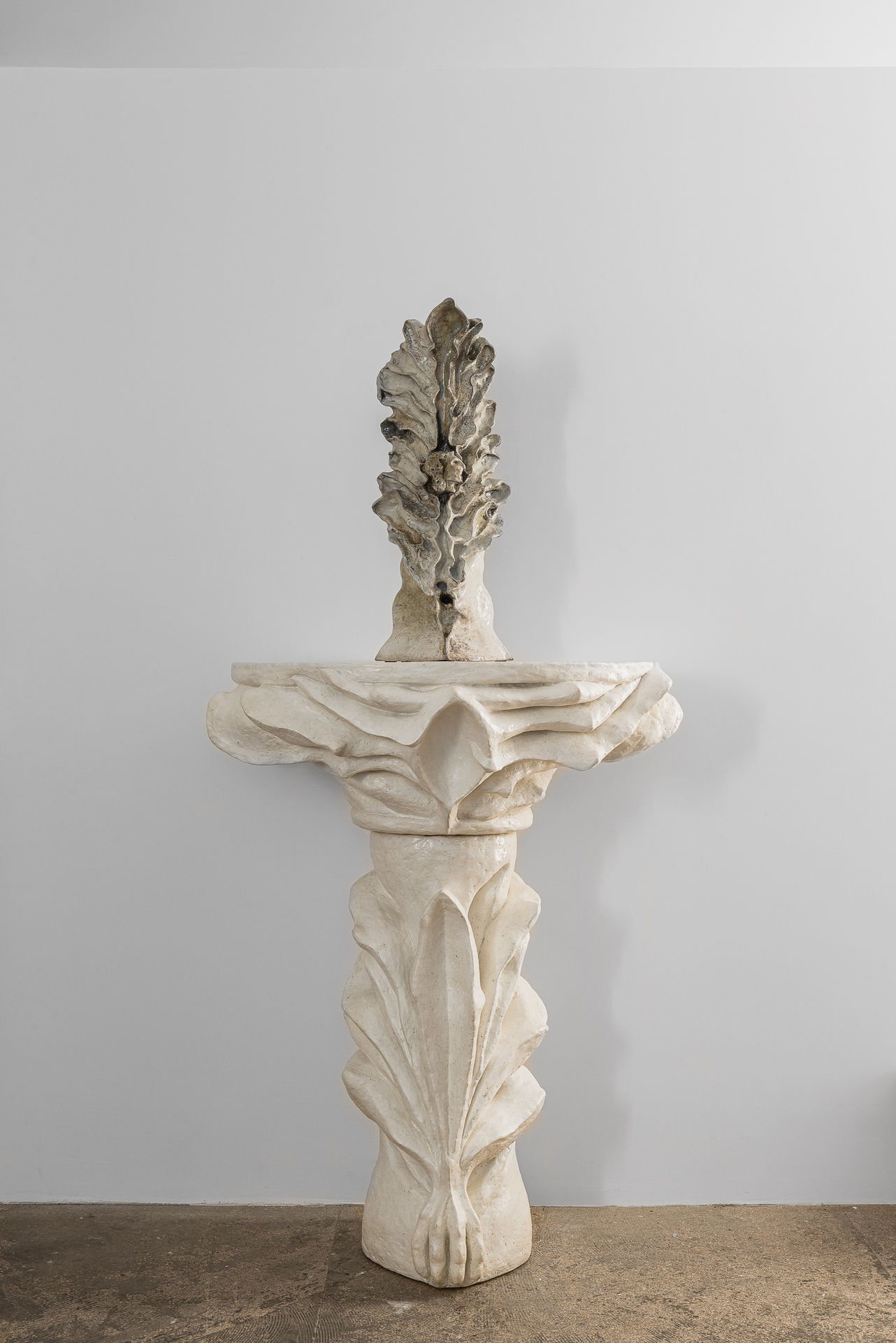 'Console-Autel’, 2021, stucco-lime, 100 cm x 85 cm x 50 cm,  "Acanthe Marine’, 2021, céramique émaillée , 60 cm x 30 x 25 cm, Bella Hunt & Ddc