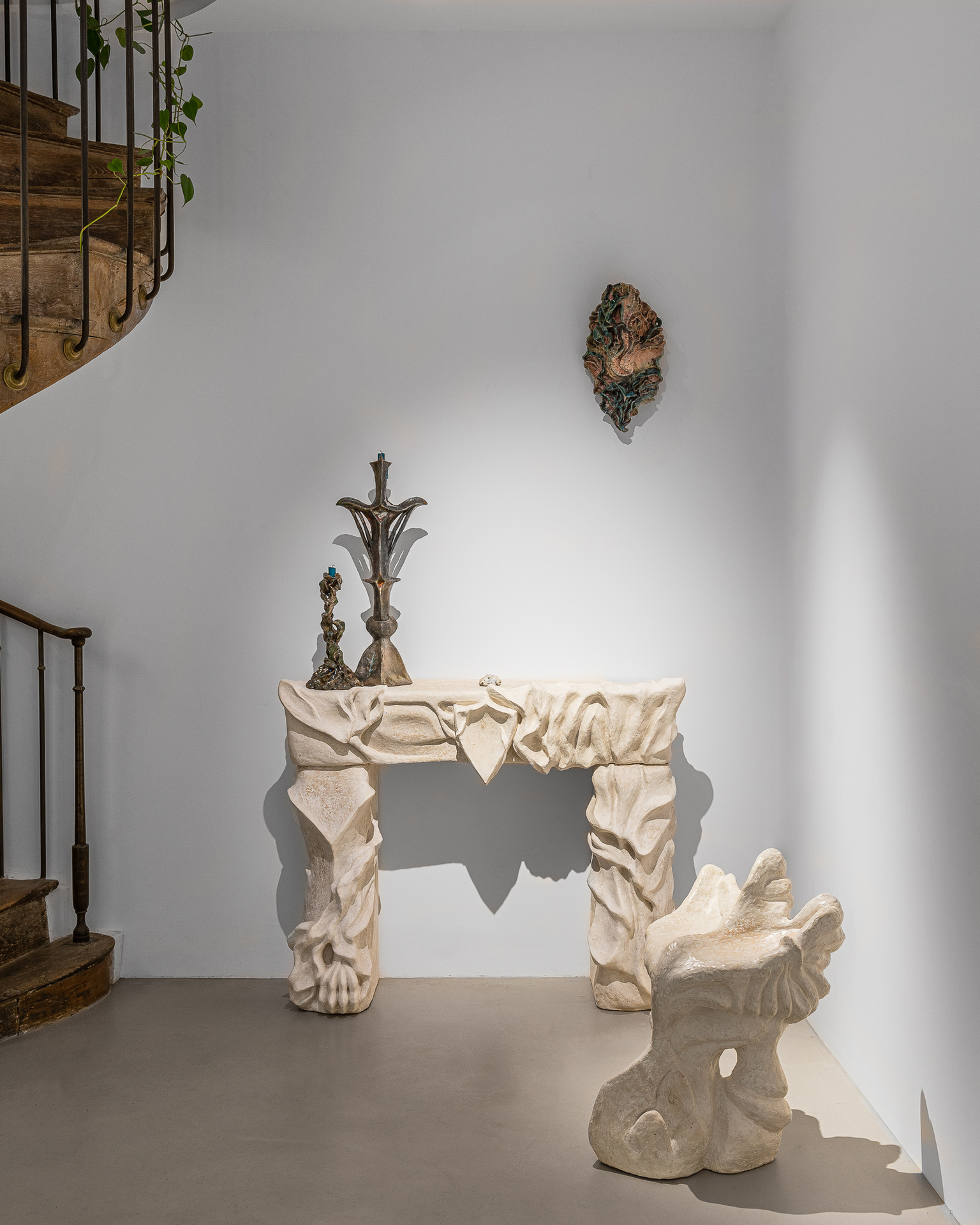 'Cheminée', 2021, stucco-lime, 97 cm x 117 cm x 34 cm, 'Tabouret Siréne', 2021, stucco-lime, 65 cm x 35 cm x 35 cm, 'Grand Bougeoir Mystérieux', 2021, céramique émaillée, 72 cm x 30 cm, Bella Hunt & Ddc