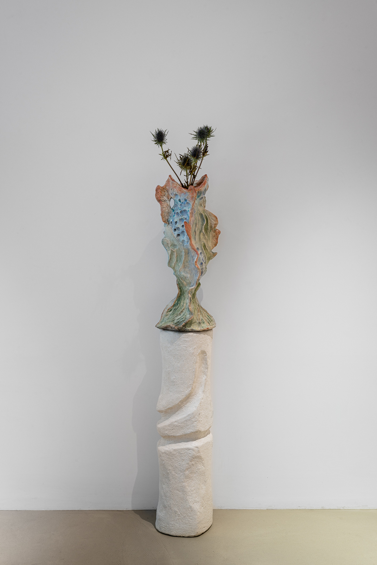 'Grand vase Coelacanthe' 2021, céramique émaillée, 50 cm x 22 cm x 17 cm, Bella Hunt & Ddc