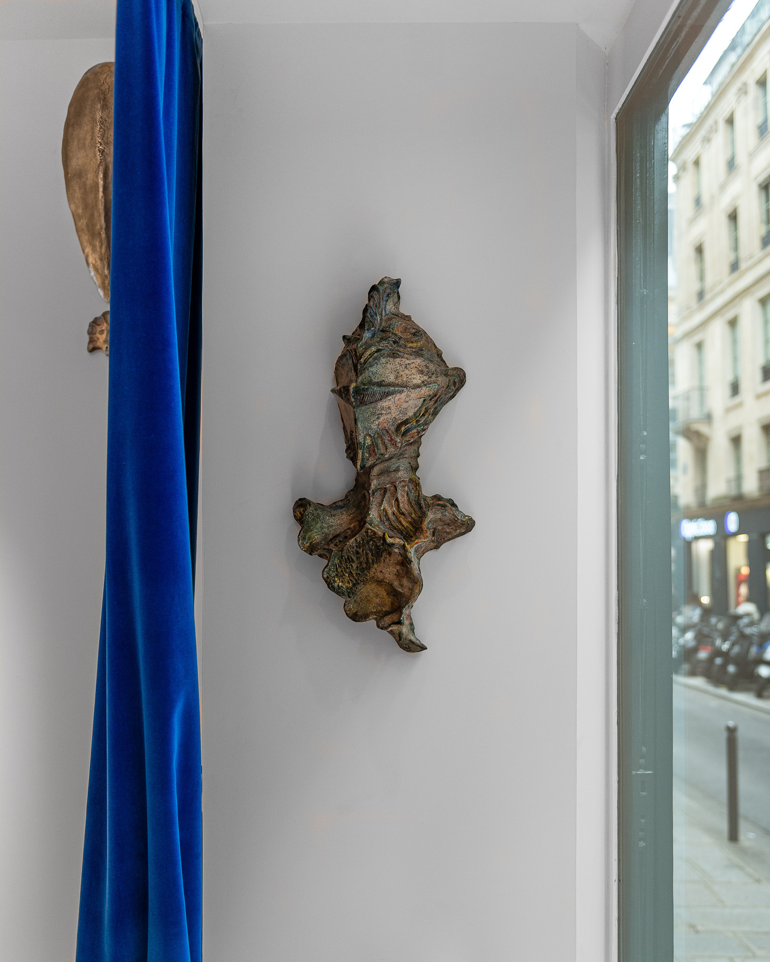 'Henri II 2040', 2021, céramique émaillée, 60 cm x 30 cm x 18 cm, Bella Hunt & Ddc, Royal Fantasy, Sainte Anne Gallery, Paris